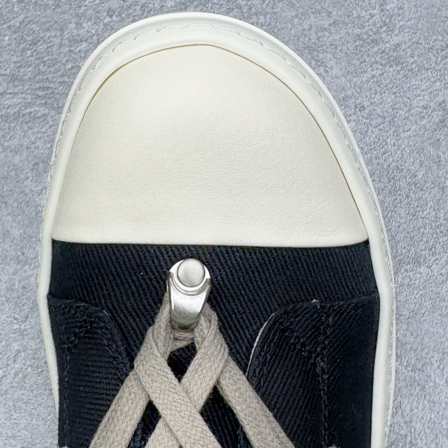 图片[14]-＃DG纯原 Rick Owens Drkshdw 瑞克·欧文斯尼龙罗缎高帮时尚运动板鞋 黑白 二级市场已经7K以上 平台客户随意卖四位数 RO广东原厂出品 纯原天花板 原版一比一复刻 冲正绝不翻车 还原度达到百分之98以上 原楦开发纸版版型 ZP拆解原版1：1复模裁片纸版 力求做到0错位 这样才能达到和zp一致的鞋型味道 采用进口cnc数控机床开发对版独家tpu奶香大底 区别于市场所有版本 zp同源全头层粒面小牛皮 达到和zp一致手感 原厂进口细纹布 万邦订购原厂高弹粉红色海绵 内里搭配软质细腻羊皮 TPU高密度大底 软硬度透光度高已经测试和原版一致 尺码：36 37 38 39 40 41 42 43 44 45 46-选品中心