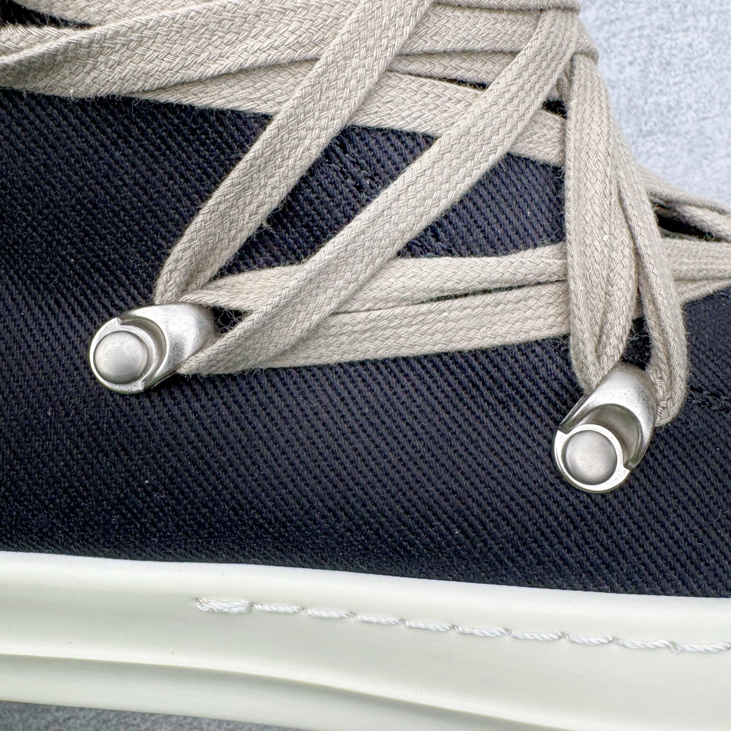 图片[20]-＃DG纯原 Rick Owens Drkshdw 瑞克·欧文斯尼龙罗缎高帮时尚运动板鞋 黑白 二级市场已经7K以上 平台客户随意卖四位数 RO广东原厂出品 纯原天花板 原版一比一复刻 冲正绝不翻车 还原度达到百分之98以上 原楦开发纸版版型 ZP拆解原版1：1复模裁片纸版 力求做到0错位 这样才能达到和zp一致的鞋型味道 采用进口cnc数控机床开发对版独家tpu奶香大底 区别于市场所有版本 zp同源全头层粒面小牛皮 达到和zp一致手感 原厂进口细纹布 万邦订购原厂高弹粉红色海绵 内里搭配软质细腻羊皮 TPU高密度大底 软硬度透光度高已经测试和原版一致 尺码：36 37 38 39 40 41 42 43 44 45 46-选品中心