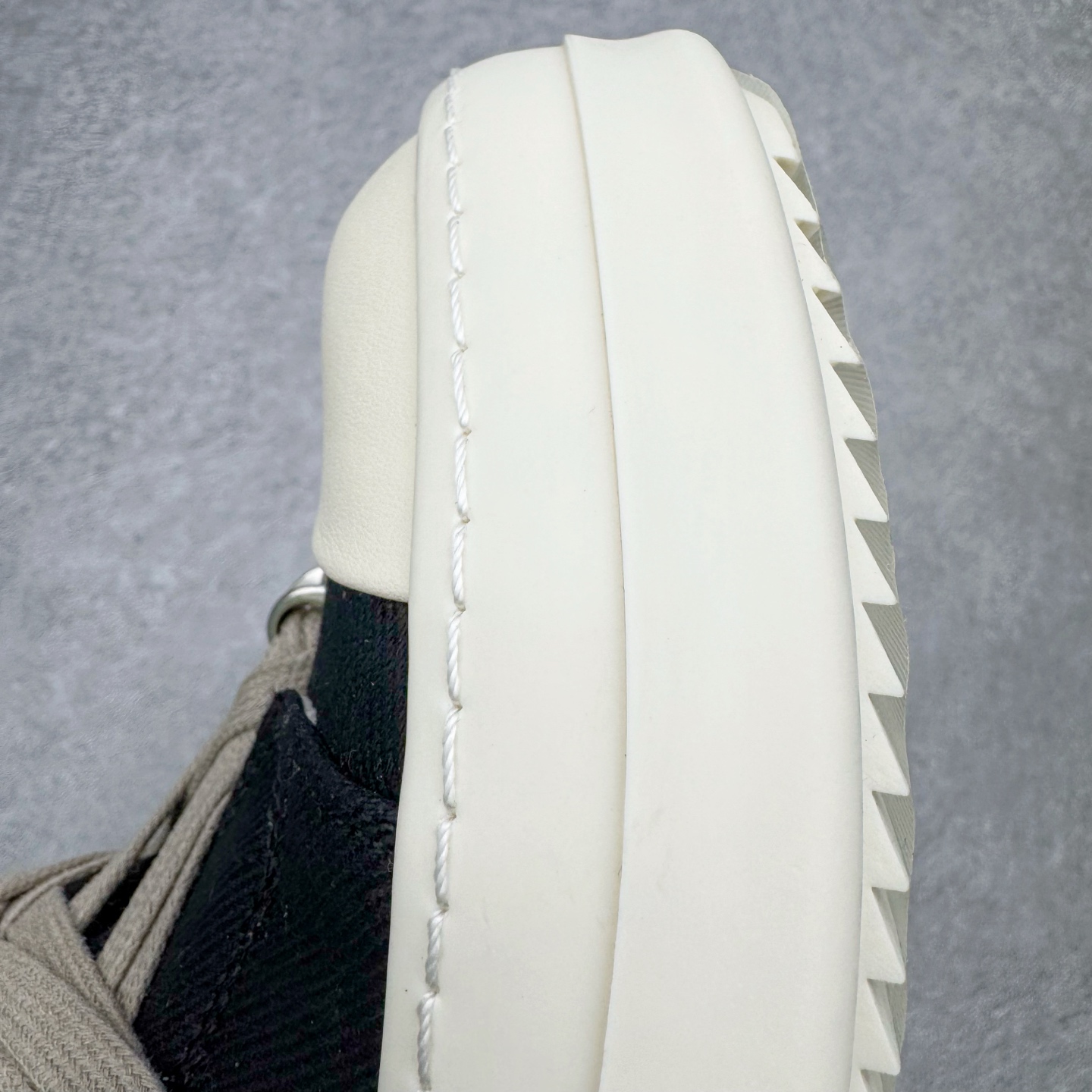 图片[12]-＃DG纯原 Rick Owens Drkshdw 瑞克·欧文斯尼龙罗缎高帮时尚运动板鞋 黑白 二级市场已经7K以上 平台客户随意卖四位数 RO广东原厂出品 纯原天花板 原版一比一复刻 冲正绝不翻车 还原度达到百分之98以上 原楦开发纸版版型 ZP拆解原版1：1复模裁片纸版 力求做到0错位 这样才能达到和zp一致的鞋型味道 采用进口cnc数控机床开发对版独家tpu奶香大底 区别于市场所有版本 zp同源全头层粒面小牛皮 达到和zp一致手感 原厂进口细纹布 万邦订购原厂高弹粉红色海绵 内里搭配软质细腻羊皮 TPU高密度大底 软硬度透光度高已经测试和原版一致 尺码：36 37 38 39 40 41 42 43 44 45 46-选品中心