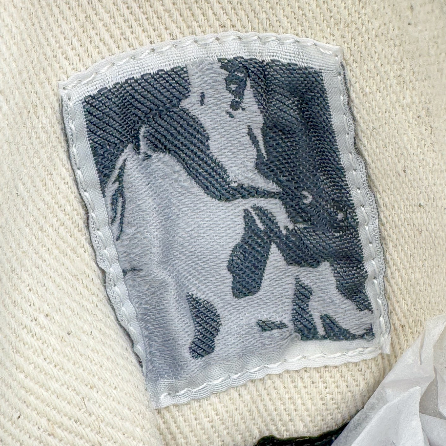 图片[13]-＃DG纯原 Rick Owens Drkshdw 瑞克·欧文斯尼龙罗缎高帮时尚运动板鞋 黑白 二级市场已经7K以上 平台客户随意卖四位数 RO广东原厂出品 纯原天花板 原版一比一复刻 冲正绝不翻车 还原度达到百分之98以上 原楦开发纸版版型 ZP拆解原版1：1复模裁片纸版 力求做到0错位 这样才能达到和zp一致的鞋型味道 采用进口cnc数控机床开发对版独家tpu奶香大底 区别于市场所有版本 zp同源全头层粒面小牛皮 达到和zp一致手感 原厂进口细纹布 万邦订购原厂高弹粉红色海绵 内里搭配软质细腻羊皮 TPU高密度大底 软硬度透光度高已经测试和原版一致 尺码：36 37 38 39 40 41 42 43 44 45 46-选品中心