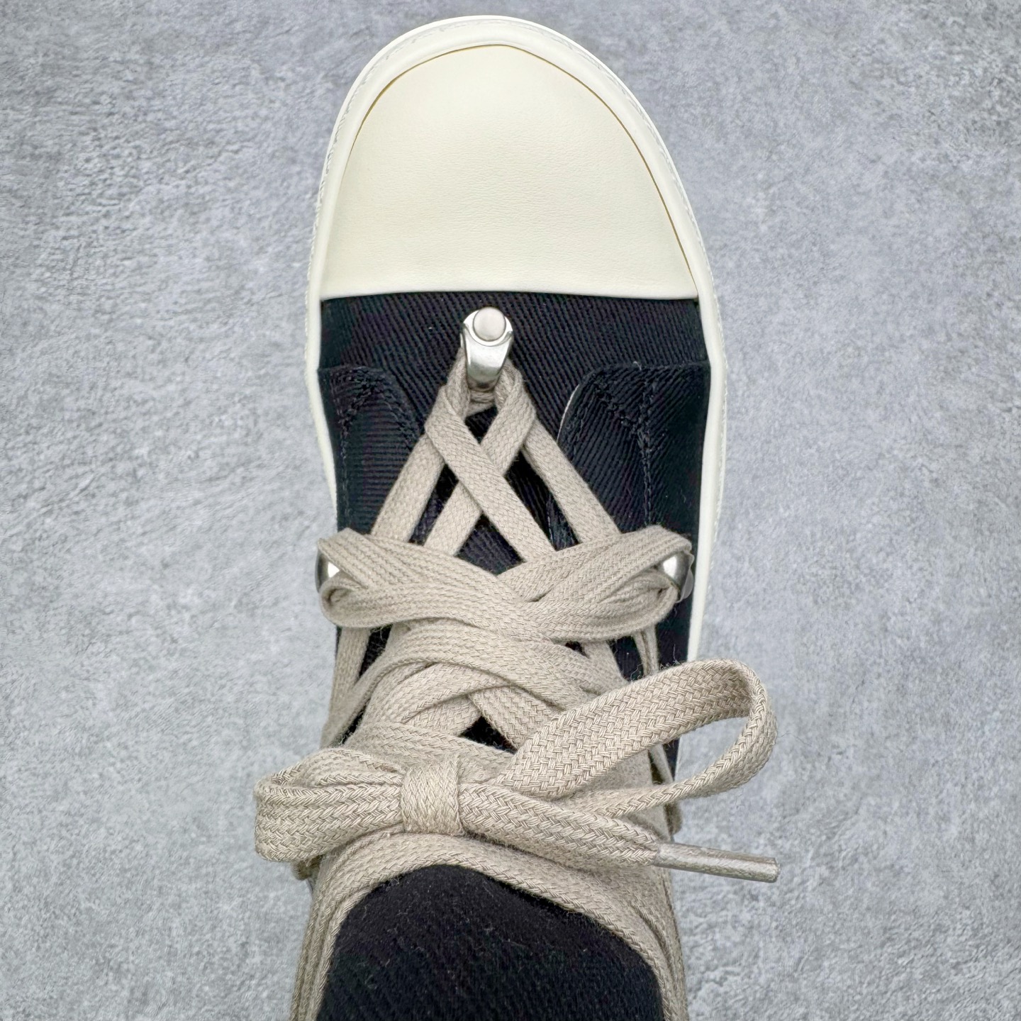 图片[4]-＃DG纯原 Rick Owens Drkshdw 瑞克·欧文斯尼龙罗缎高帮时尚运动板鞋 黑白 二级市场已经7K以上 平台客户随意卖四位数 RO广东原厂出品 纯原天花板 原版一比一复刻 冲正绝不翻车 还原度达到百分之98以上 原楦开发纸版版型 ZP拆解原版1：1复模裁片纸版 力求做到0错位 这样才能达到和zp一致的鞋型味道 采用进口cnc数控机床开发对版独家tpu奶香大底 区别于市场所有版本 zp同源全头层粒面小牛皮 达到和zp一致手感 原厂进口细纹布 万邦订购原厂高弹粉红色海绵 内里搭配软质细腻羊皮 TPU高密度大底 软硬度透光度高已经测试和原版一致 尺码：36 37 38 39 40 41 42 43 44 45 46-选品中心