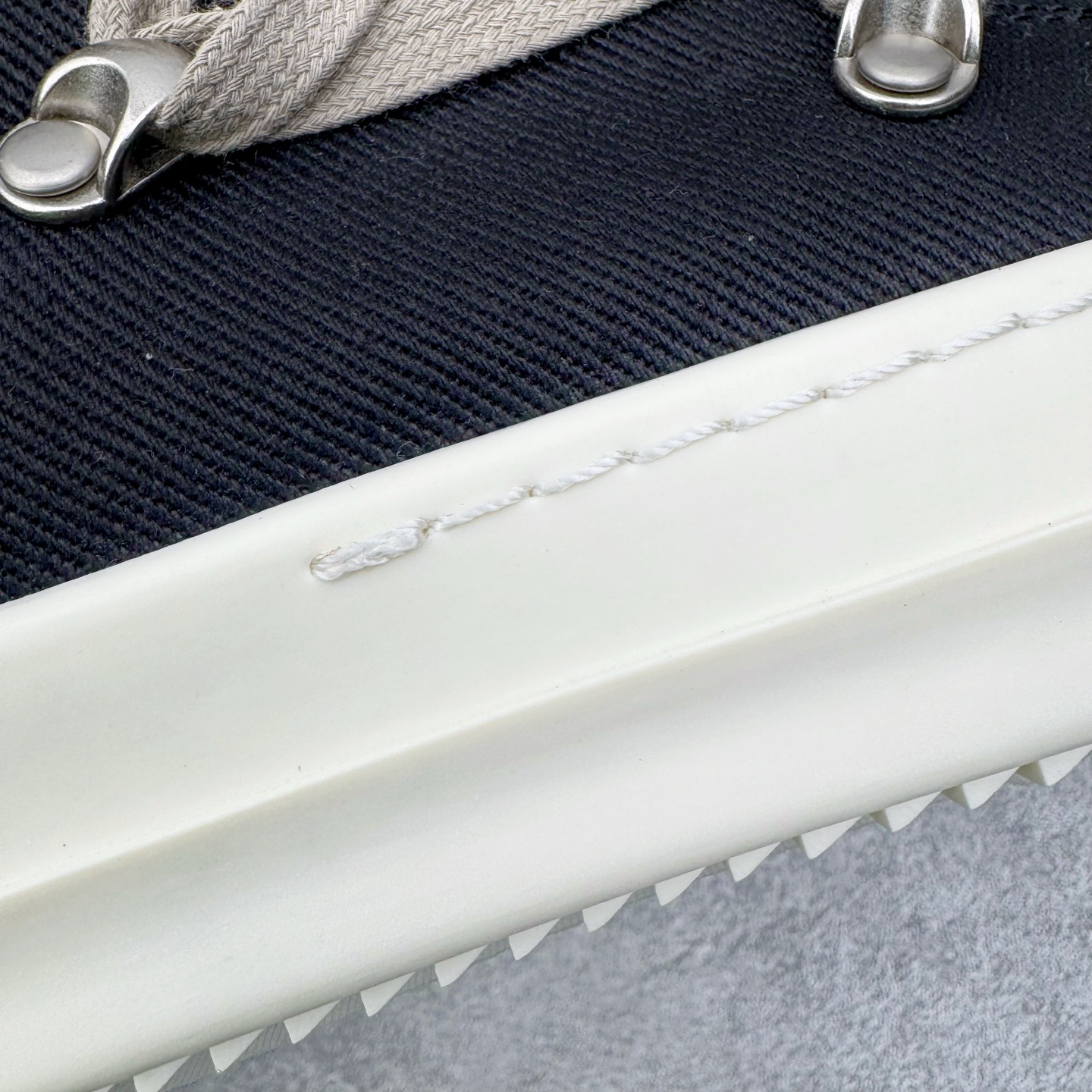 图片[17]-＃DG纯原 Rick Owens Drkshdw 瑞克·欧文斯尼龙罗缎高帮时尚运动板鞋 黑白 二级市场已经7K以上 平台客户随意卖四位数 RO广东原厂出品 纯原天花板 原版一比一复刻 冲正绝不翻车 还原度达到百分之98以上 原楦开发纸版版型 ZP拆解原版1：1复模裁片纸版 力求做到0错位 这样才能达到和zp一致的鞋型味道 采用进口cnc数控机床开发对版独家tpu奶香大底 区别于市场所有版本 zp同源全头层粒面小牛皮 达到和zp一致手感 原厂进口细纹布 万邦订购原厂高弹粉红色海绵 内里搭配软质细腻羊皮 TPU高密度大底 软硬度透光度高已经测试和原版一致 尺码：36 37 38 39 40 41 42 43 44 45 46-选品中心