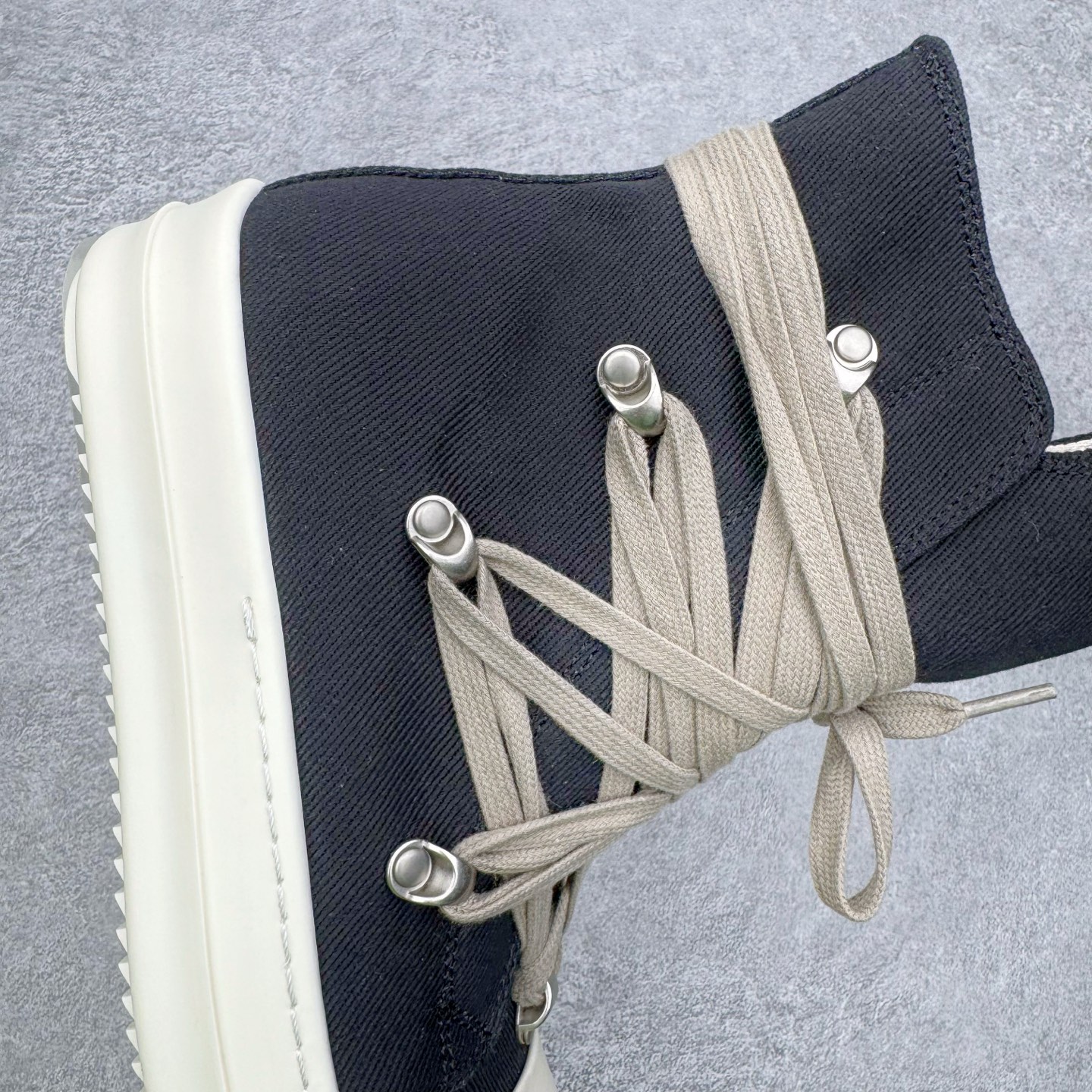 图片[6]-＃DG纯原 Rick Owens Drkshdw 瑞克·欧文斯尼龙罗缎高帮时尚运动板鞋 黑白 二级市场已经7K以上 平台客户随意卖四位数 RO广东原厂出品 纯原天花板 原版一比一复刻 冲正绝不翻车 还原度达到百分之98以上 原楦开发纸版版型 ZP拆解原版1：1复模裁片纸版 力求做到0错位 这样才能达到和zp一致的鞋型味道 采用进口cnc数控机床开发对版独家tpu奶香大底 区别于市场所有版本 zp同源全头层粒面小牛皮 达到和zp一致手感 原厂进口细纹布 万邦订购原厂高弹粉红色海绵 内里搭配软质细腻羊皮 TPU高密度大底 软硬度透光度高已经测试和原版一致 尺码：36 37 38 39 40 41 42 43 44 45 46-选品中心