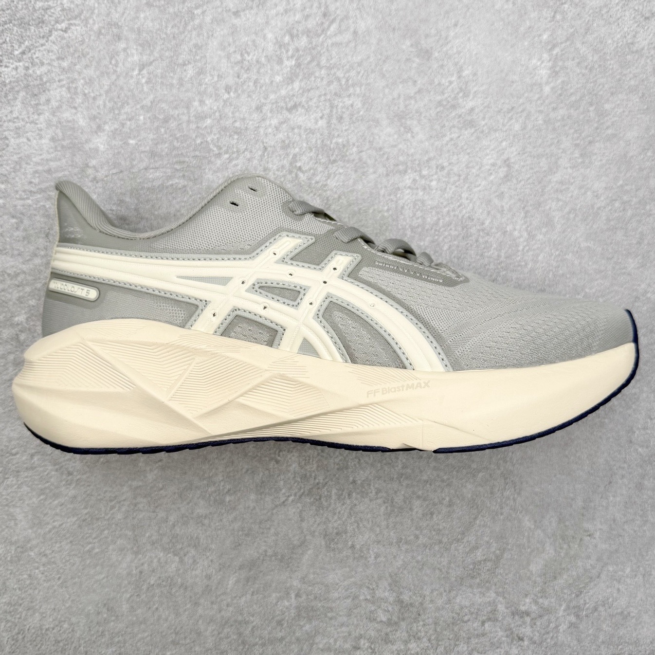 ASICS NOVABLAST 5 亚瑟士舒适缓震跑鞋 鞋面从NOVABLAST 3的工程网眼升级为一片式轻量编织设计 提升了跑鞋的透气性 并配备结构鞋舌 进一步提升透气性的同时减少鞋舌滑动 从而实现更好的包裹感 后跟结构也是亮点之一 不仅提升了稳定性 还能给跑者提供更强支撑 上脚舒适度非常明显 无论如何跑跳晃动 双脚都被包裹的非常服帖舒适 同时前脚掌有足够空间 中足又很贴合 后跟高度和弧度也都非常舒适 从NOVABLAST 5采用全新FF BLAST PLUS ECO轻量高能回弹泡棉材料 这是一种超过20%的生物基可再生资源 在带给跑者更舒适体验同时助力减轻环境负担 值得关注的是NOVABLAST 4将成为该系列首款贴有CO2e标签的鞋款 以进一步严格贯彻ASICS亚瑟士的可持续发展理念 大底采用了低密度设计的AHAR LO 更大程度增强鞋款耐磨性 提升使用寿命 外底液采用了全新设计 其灵感来源于植物的斐波那契螺旋叶片图案 独特的几何纹路使新一代鞋款的外观更具标志性 中底和大底设计都是为了让跑者获得更大的能量反馈 更强的回弹性 在跑步过程中轻弹畅跑 看配置就能感受到NOVABLAST的优势 高回弹、高缓震、且耐用的综合长跑训练鞋 尺码：36 37 38 39 39.5 40 40.5 41.5 42 42.5 43.5 44 45-选品中心