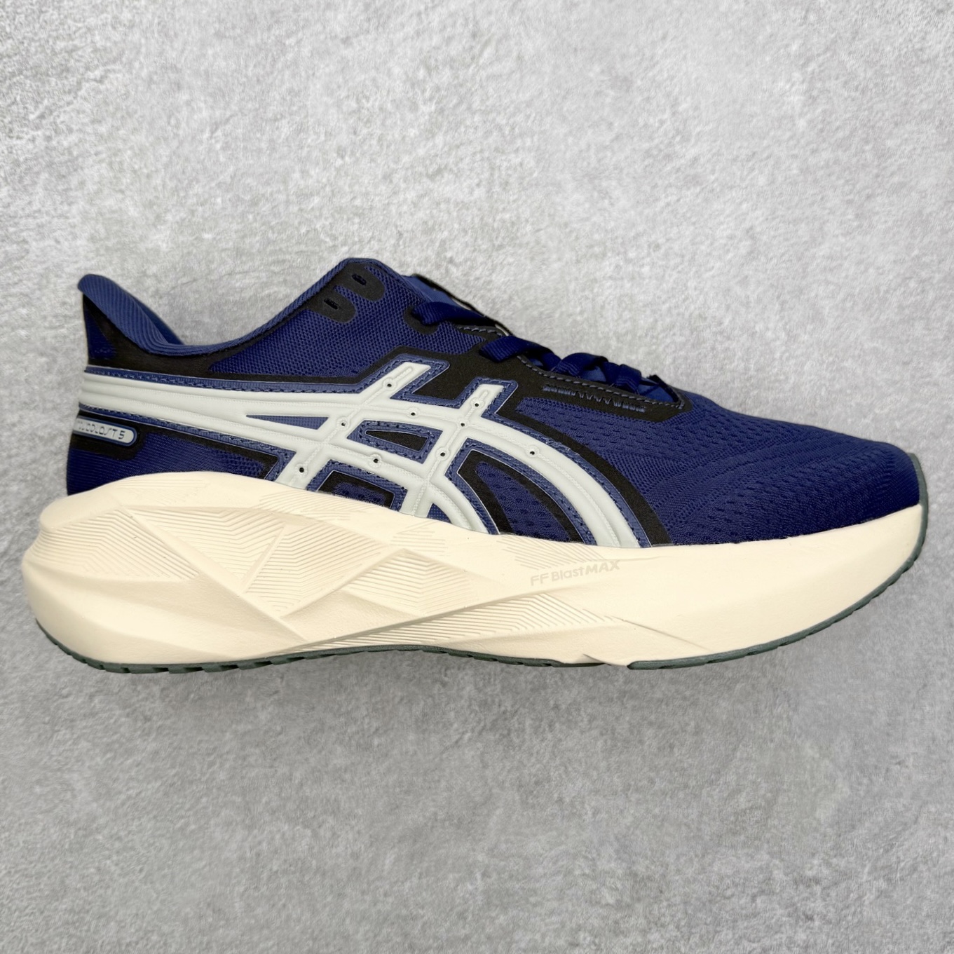 ASICS NOVABLAST 5 亚瑟士舒适缓震跑鞋 鞋面从NOVABLAST 3的工程网眼升级为一片式轻量编织设计 提升了跑鞋的透气性 并配备结构鞋舌 进一步提升透气性的同时减少鞋舌滑动 从而实现更好的包裹感 后跟结构也是亮点之一 不仅提升了稳定性 还能给跑者提供更强支撑 上脚舒适度非常明显 无论如何跑跳晃动 双脚都被包裹的非常服帖舒适 同时前脚掌有足够空间 中足又很贴合 后跟高度和弧度也都非常舒适 从NOVABLAST 5采用全新FF BLAST PLUS ECO轻量高能回弹泡棉材料 这是一种超过20%的生物基可再生资源 在带给跑者更舒适体验同时助力减轻环境负担 值得关注的是NOVABLAST 4将成为该系列首款贴有CO2e标签的鞋款 以进一步严格贯彻ASICS亚瑟士的可持续发展理念 大底采用了低密度设计的AHAR LO 更大程度增强鞋款耐磨性 提升使用寿命 外底液采用了全新设计 其灵感来源于植物的斐波那契螺旋叶片图案 独特的几何纹路使新一代鞋款的外观更具标志性 中底和大底设计都是为了让跑者获得更大的能量反馈 更强的回弹性 在跑步过程中轻弹畅跑 看配置就能感受到NOVABLAST的优势 高回弹、高缓震、且耐用的综合长跑训练鞋 尺码：36 37 38 39 39.5 40 40.5 41.5 42 42.5 43.5 44 45-选品中心