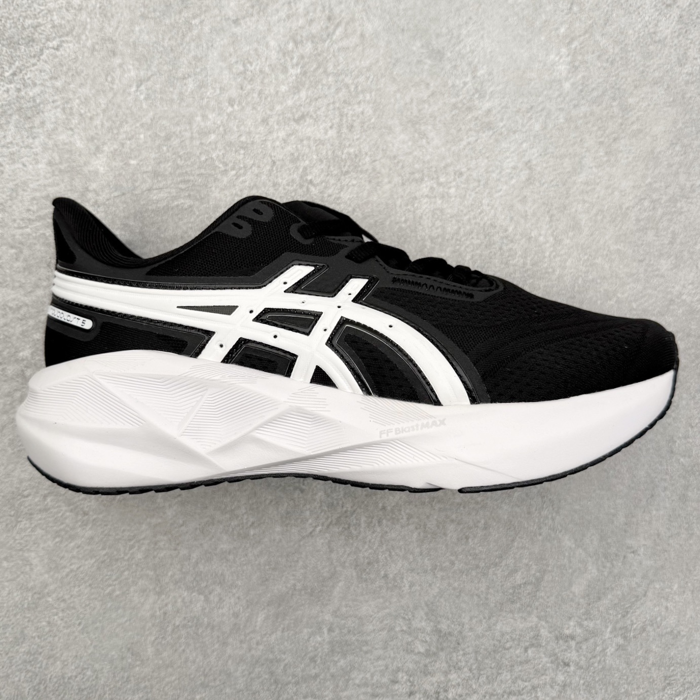 ASICS NOVABLAST 5 亚瑟士舒适缓震跑鞋 鞋面从NOVABLAST 3的工程网眼升级为一片式轻量编织设计 提升了跑鞋的透气性 并配备结构鞋舌 进一步提升透气性的同时减少鞋舌滑动 从而实现更好的包裹感 后跟结构也是亮点之一 不仅提升了稳定性 还能给跑者提供更强支撑 上脚舒适度非常明显 无论如何跑跳晃动 双脚都被包裹的非常服帖舒适 同时前脚掌有足够空间 中足又很贴合 后跟高度和弧度也都非常舒适 从NOVABLAST 5采用全新FF BLAST PLUS ECO轻量高能回弹泡棉材料 这是一种超过20%的生物基可再生资源 在带给跑者更舒适体验同时助力减轻环境负担 值得关注的是NOVABLAST 4将成为该系列首款贴有CO2e标签的鞋款 以进一步严格贯彻ASICS亚瑟士的可持续发展理念 大底采用了低密度设计的AHAR LO 更大程度增强鞋款耐磨性 提升使用寿命 外底液采用了全新设计 其灵感来源于植物的斐波那契螺旋叶片图案 独特的几何纹路使新一代鞋款的外观更具标志性 中底和大底设计都是为了让跑者获得更大的能量反馈 更强的回弹性 在跑步过程中轻弹畅跑 看配置就能感受到NOVABLAST的优势 高回弹、高缓震、且耐用的综合长跑训练鞋 尺码：36 37 38 39 39.5 40 40.5 41.5 42 42.5 43.5 44 45-选品中心