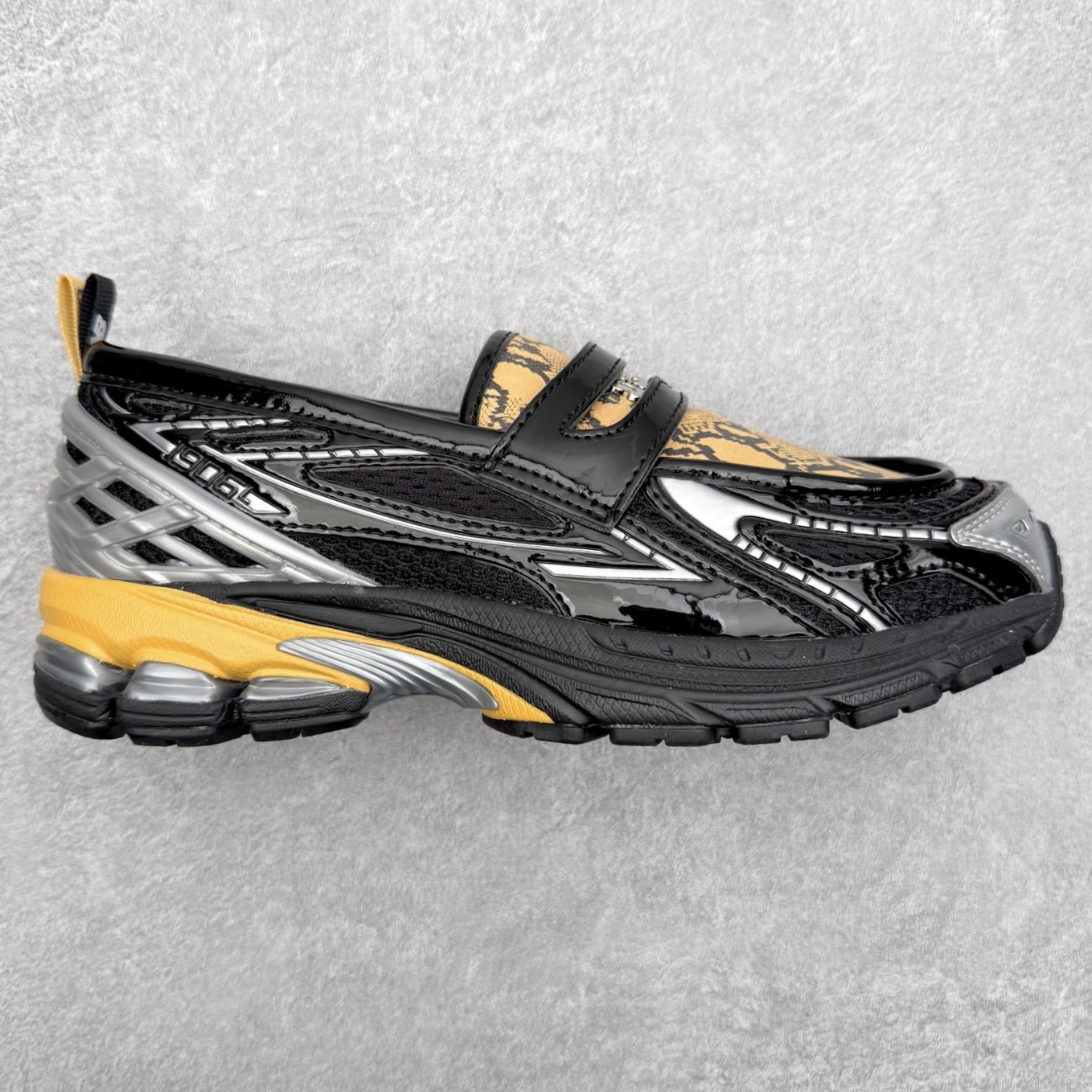 JUNYA WATANABE x New Balance NB 1906R 新百伦联名款舒适百搭防滑低帮生活休闲鞋乐福鞋 Junya Watanabe 和 New Balance 再次联手，推出了全新的合作款——1906 Loafer。这款跨越运动鞋与皮鞋界限的设计。设计将 New Balance 1906R 的技术与经典皮革便鞋的风格完美融合。厚实的鞋底与精致的漆皮鞋面，不仅保留了运动鞋的舒适感，还能轻松驾驭休闲与正式造型。一位国外鞋友对此鞋的评价颇具趣味：“这是开完重要会议后，立马开始 5K 长跑的理想鞋款。”-选品中心