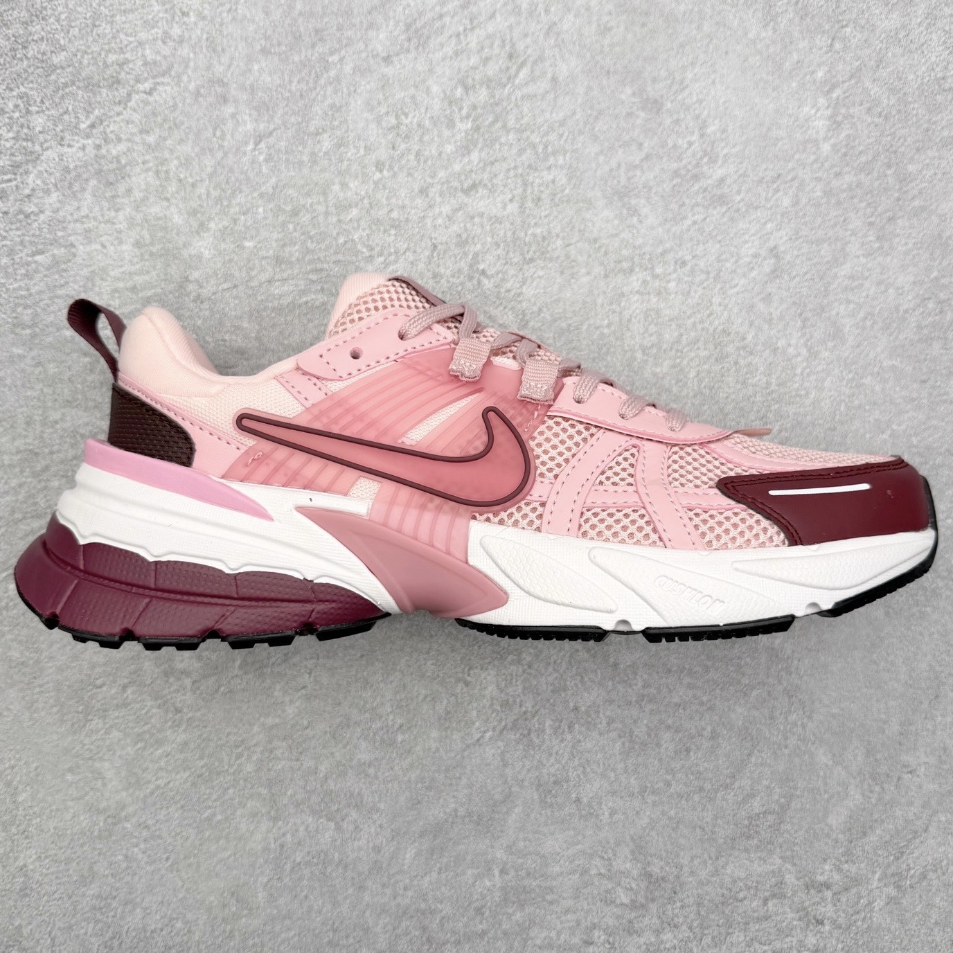 NK V2K Runtekk 减震防滑低帮 复古老爹鞋跑步鞋 FN0738-106 鞋款被命名为 Runtekk 设计上借鉴了 2000 年的跑鞋风格 配色上以金属银为主调 简练又有复古运动气质 材质上使用大面积网眼、皮革、TPU 组成 支撑和透气性肯定不错 中底处由 Cushlon 泡绵打造 保证在压马路时可以提供优秀脚感 并通过一手做旧氧化效果突出复古感 中底造型很容易让大家联想到巴黎世家3XL 增高效果同样不能忽视 尺码：36 36.5 37.5 38 38.5 39 40 40.5 41 42 42.5 43 44 44.5 45-选品中心