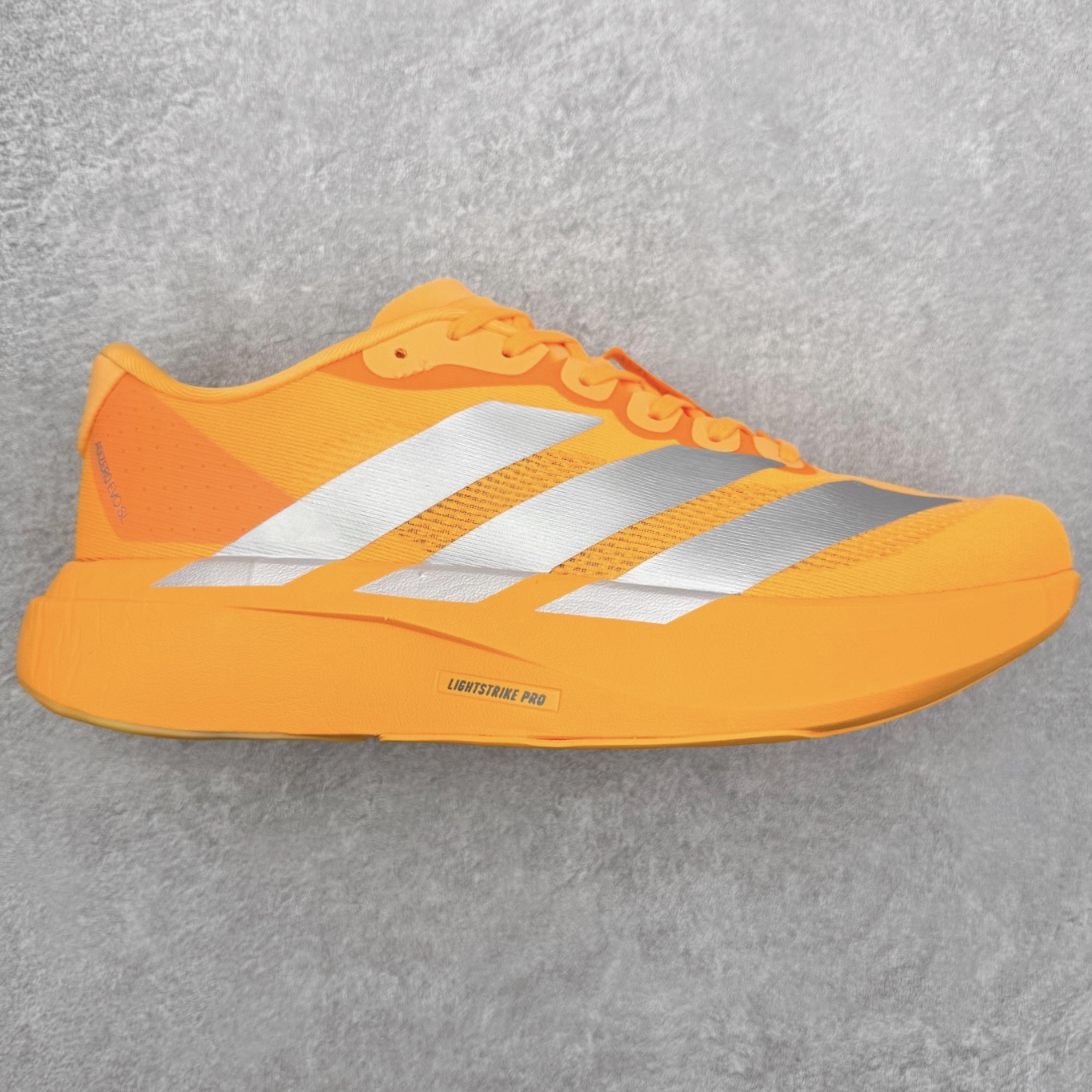 AD Adizero EVO SL 马拉松竞速专业跑鞋 CELERMESH针织网面非常轻薄 纤维间的缝隙很大 可以保证跑步时的透气、排汗效果 鞋舌直接与两侧的内衬和鞋底连接在一起 在跑步过程中不会被鞋舌的左右移动所困扰 在标准鞋带孔的基础上再拓宽一组鞋带孔 适合不同脚型的需求 突破性 EnergyRods 技术，有助于跑者实现更好的成绩 中底独特的LIGHTSTRIKE PRO泡棉材质 微弹感觉在跑步过程中给予了良好的支撑体验 对于顶级精英和高水平进阶跑者来说 ADIOS PRO是一双值得信赖的竞速比赛用鞋 尺码：36 36.5 37.5 38 38.5 39 40 40.5 41 42 42.5 43 44 44.5 45-选品中心