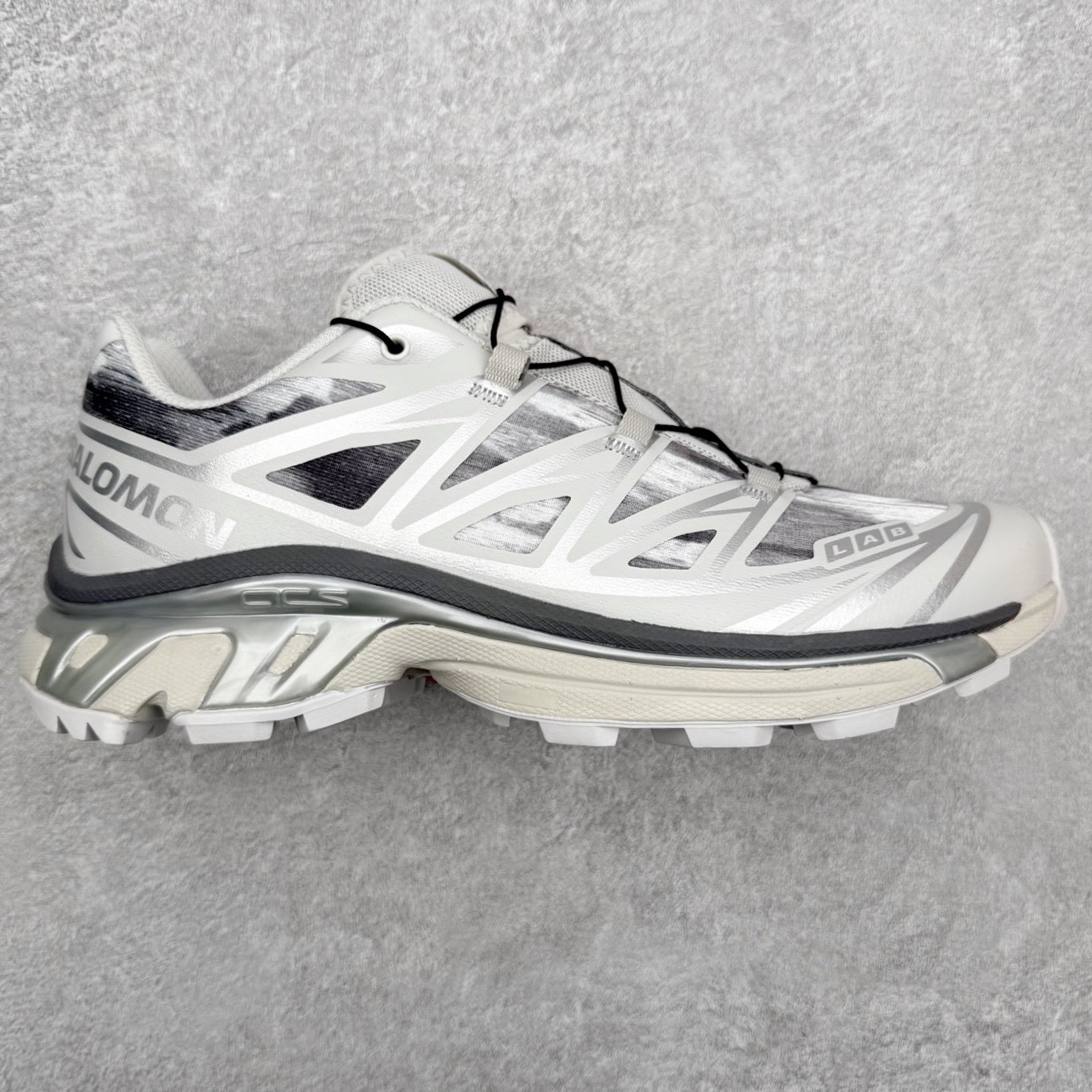 Salomon XT-6 萨洛蒙复古潮流户外机能登山跑鞋 纯原外贸平台特供订单 耗时半年巨作 全套原纸板楦头开发 原厂特供网布配套加持 确保原汁原味 完美呈现版型 原档数据独家私模五层组合大底 男女鞋同步官方开发至46.5 原装Ortholite轻量化鞋垫 中底布带钢印编号 原厂TPU锁扣 进口港宝加持 后跟自然饱满 还原公司包裹性 鞋面以“锯齿”状的包裹系统呈现 在基色底之下加入了各种色点缀 将公司的最新技术和时尚前卫的造型融入耐用的长跑款式中 鞋面由 TPU 薄膜制成 并焊接在高耐磨网眼上 使其既时尚又坚固 由 ACS底盘支撑 可增强稳定性和支撑力 以及由橡胶凸耳 Contragrip外底覆盖的 EVA 缓冲中底 旨在应对崎岖的地形 鞋舌上的彩色Salomon 标签、Quicklace 系统以及鞋头、鞋舌和鞋跟上的附加品牌使细节更加完美 让穿着者可以轻松驾驭户外与通勤下的任何运动生活场景 无缝鞋身户外随意纵横 颜值与脚感兼备 出街通勤 绝对非常吸睛 你值得拥有 尺码：36 36.5 37.5 38 38.5 39 40 40.5 41 42 42.5 43 44 44.5 45 注意：偏小1码-选品中心