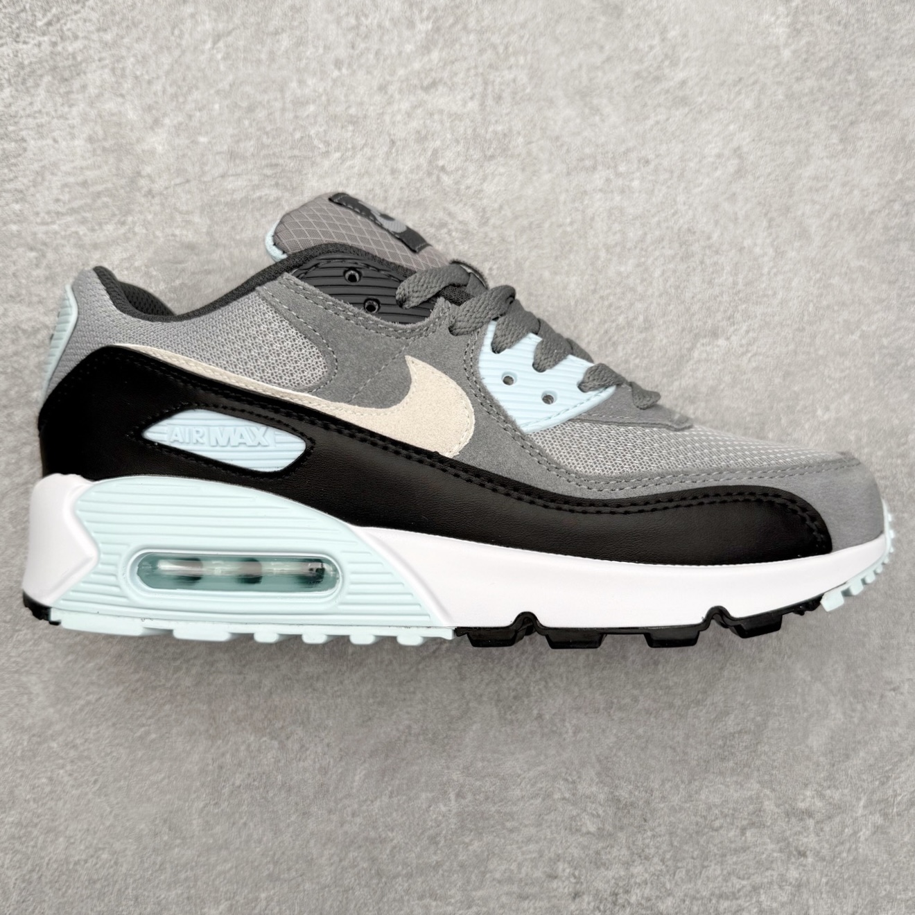 ＃MX版 NK Air MAX 90 气垫复古减震跑步鞋 DM0029-009 经典重温 独家陆续补货 外单专供大厂出品 品质稳定 一百余色 终端操作 Air Max 90于1990年推出 来自Air Max系列 在Air Max 1的基础上改进而得 增加了气垫面积 外型上也更为流线 最特別的就是加入了菱纹塑胶嵌板 为Air Max 90增添了许多潮流气息 皮革鞋面 造就出色耐穿性和支撑力 Max Air缓震配置搭配泡棉中底 令Air Max 90轻盈而舒适 华夫格橡胶外底 铸就Air Max 90非凡的抓地力 而Air Max 90不仅是一双跑鞋 它成功跨越了时间的演进 成为了球鞋文化与潮流圈中最熟为人知的鞋款之一 尺码：36 36.5 37.5 38 38.5 39 40 40.5 41 42 42.5 43 44 44.5 45-选品中心
