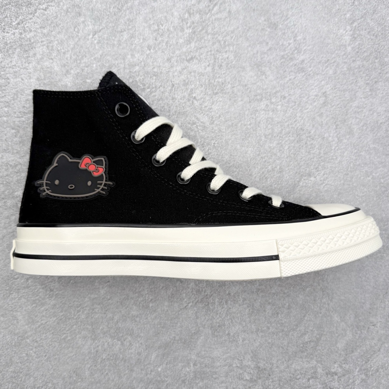 Converse x Hello Kitty 联名款 在经典1970s鞋型上采用红、白两种配色,外腰绣有标志性Hello kitty 猫头,细节上鞋带、内里、鞋底布满星星,全新定义,HELLO KITTY迷可别错过! 货号:163902C 尺码:35 36 36.5 37 37.5 38 39 39.5 40 41 41.5 42 42.5 43 44-选品中心