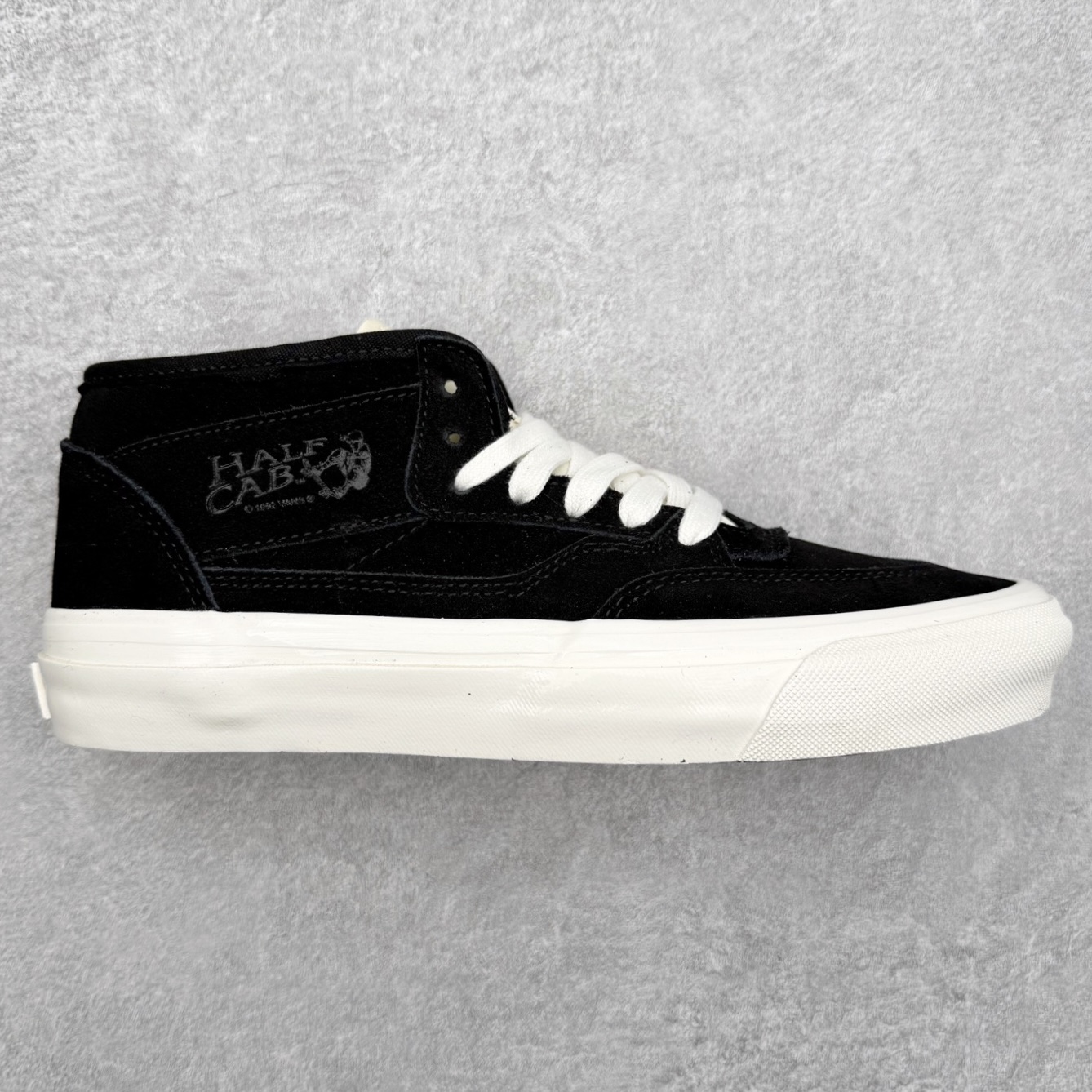 JJJJound x OTW by Vans Half Cab 最新联名 美式复古休闲滑板鞋 纯黑麂皮加上白色鞋舌点缀 配以白色大底和鞋舌相配 货号:VN000S86BLA 尺码:36 36.5 37 38 38.5 39 40 40.5 41 42 42.5 43 44-选品中心