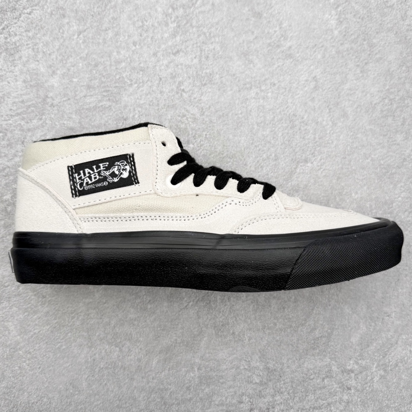 Vans Premium Half Cab 白黑 美式复古休闲中帮滑板鞋 白色麂皮拼接帆布搭配黑色鞋舌点缀 配以黑色大底和鞋舌相配 货号:VN000CXJYB2 尺码:36 36.5 37 38 38.5 39 40 40.5 41 42 42.5 43 44-选品中心