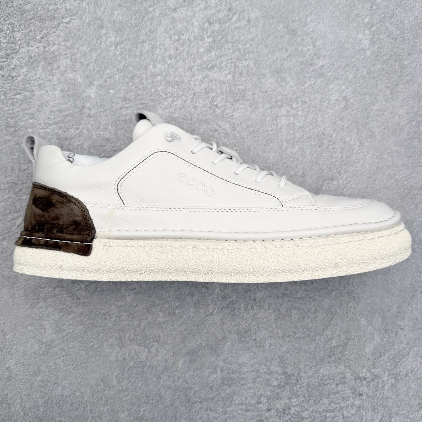 ECCO爱步男士休闲鞋 百搭防滑平底鞋 简约时尚街头户外鞋 摒弃传统鞋面设计，舒适牛皮鞋面 手感细腻顺滑，纹理清晰 柔软脚感随心穿脱 双重材质拼接 尽显时尚新元素 质感清晰的鞋带，搭载柔韧橡胶鞋底 脚感柔软舒适，适宜多种地形 轻松行走，触感细腻 一双时尚休闲鞋 拒绝束缚 让你成为最惊艳的那一个 尺码：38 39 40 41 42 43 44 （皮鞋码）-选品中心