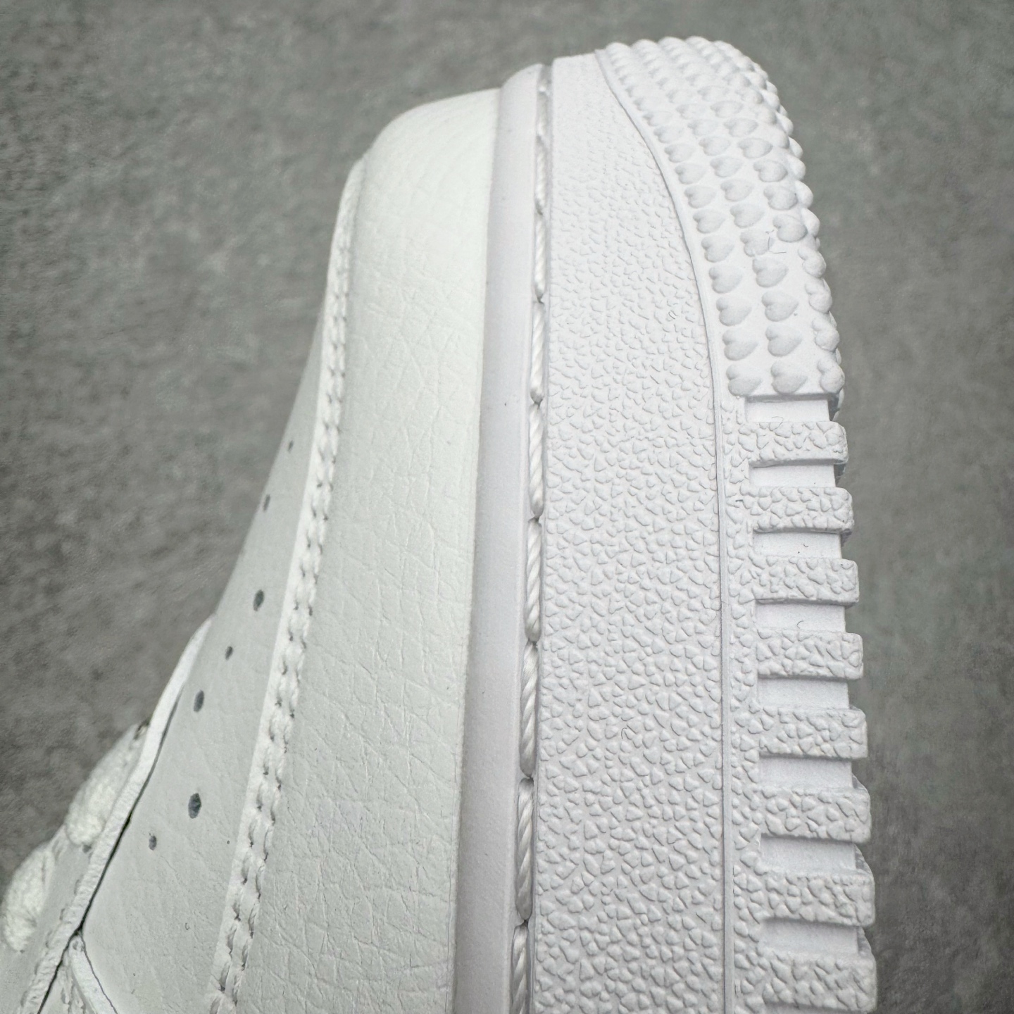 图片[27]-＃G5 NOCTA x NK Air Force 1 Low \’07 空军一号低帮经典板鞋 Drake联名纯白 CZ8065-100 独家私模大底 头层原厂皮料 原盒原配 不规则波浪大底咬花 全鞋电脑针车 工整有序 视觉效果满分 原厂拉帮手法 标准四线 密度针距针孔大小控制到位 原装反口里网布海绵 正确卡色网眼大小 新版鞋撑改用纸团代替 原厂港宝加持完美还原灵魂版型 原盒原配从里到外百分百还原 原厂全头层原厂皮料 原标原盒 内置Sole气垫 中底白色背胶 中底划线 已经无限的接近公司 原厂楦头 原厂刺绣 后跟弧度修正 独家私模最大开发到47.5 尺码：36 36.5 37.5 38 38.5 39 40 40.5 41 42 42.5 43 44 44.5 45 46 47.5-选品中心