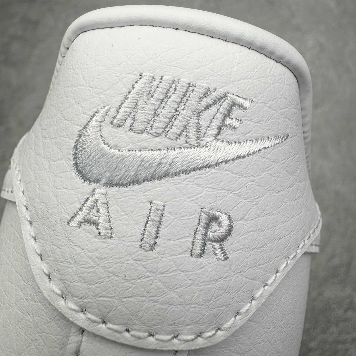 图片[16]-＃G5 NOCTA x NK Air Force 1 Low \’07 空军一号低帮经典板鞋 Drake联名纯白 CZ8065-100 独家私模大底 头层原厂皮料 原盒原配 不规则波浪大底咬花 全鞋电脑针车 工整有序 视觉效果满分 原厂拉帮手法 标准四线 密度针距针孔大小控制到位 原装反口里网布海绵 正确卡色网眼大小 新版鞋撑改用纸团代替 原厂港宝加持完美还原灵魂版型 原盒原配从里到外百分百还原 原厂全头层原厂皮料 原标原盒 内置Sole气垫 中底白色背胶 中底划线 已经无限的接近公司 原厂楦头 原厂刺绣 后跟弧度修正 独家私模最大开发到47.5 尺码：36 36.5 37.5 38 38.5 39 40 40.5 41 42 42.5 43 44 44.5 45 46 47.5-选品中心