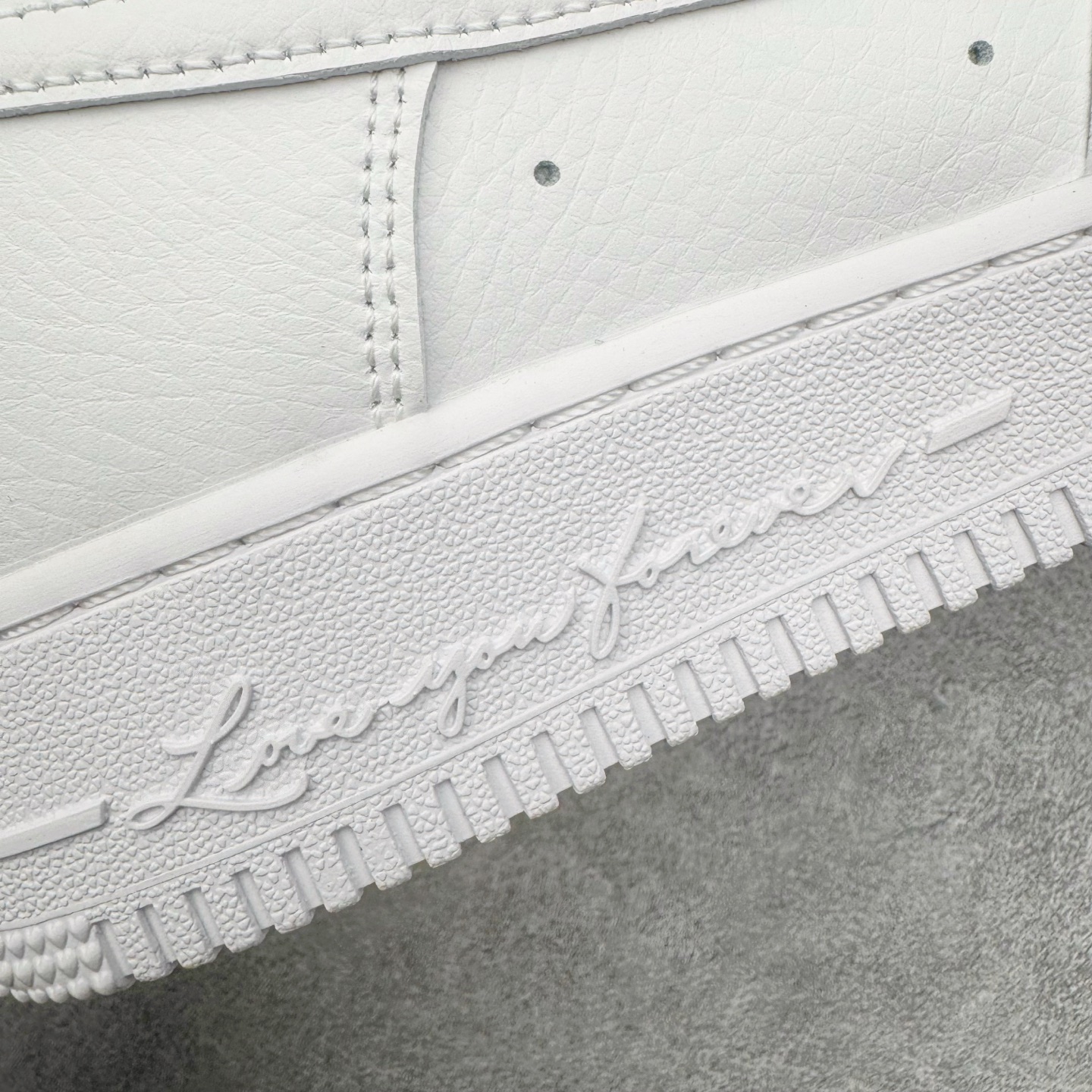 图片[22]-＃G5 NOCTA x NK Air Force 1 Low \’07 空军一号低帮经典板鞋 Drake联名纯白 CZ8065-100 独家私模大底 头层原厂皮料 原盒原配 不规则波浪大底咬花 全鞋电脑针车 工整有序 视觉效果满分 原厂拉帮手法 标准四线 密度针距针孔大小控制到位 原装反口里网布海绵 正确卡色网眼大小 新版鞋撑改用纸团代替 原厂港宝加持完美还原灵魂版型 原盒原配从里到外百分百还原 原厂全头层原厂皮料 原标原盒 内置Sole气垫 中底白色背胶 中底划线 已经无限的接近公司 原厂楦头 原厂刺绣 后跟弧度修正 独家私模最大开发到47.5 尺码：36 36.5 37.5 38 38.5 39 40 40.5 41 42 42.5 43 44 44.5 45 46 47.5-选品中心