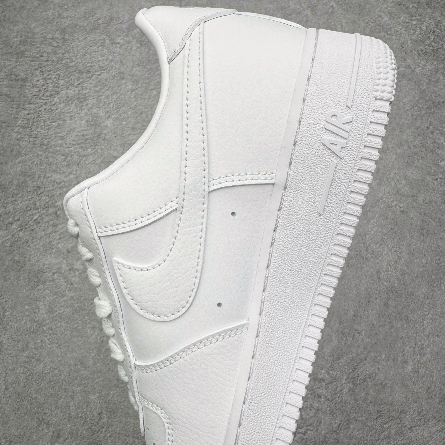 图片[7]-＃G5 NOCTA x NK Air Force 1 Low \’07 空军一号低帮经典板鞋 Drake联名纯白 CZ8065-100 独家私模大底 头层原厂皮料 原盒原配 不规则波浪大底咬花 全鞋电脑针车 工整有序 视觉效果满分 原厂拉帮手法 标准四线 密度针距针孔大小控制到位 原装反口里网布海绵 正确卡色网眼大小 新版鞋撑改用纸团代替 原厂港宝加持完美还原灵魂版型 原盒原配从里到外百分百还原 原厂全头层原厂皮料 原标原盒 内置Sole气垫 中底白色背胶 中底划线 已经无限的接近公司 原厂楦头 原厂刺绣 后跟弧度修正 独家私模最大开发到47.5 尺码：36 36.5 37.5 38 38.5 39 40 40.5 41 42 42.5 43 44 44.5 45 46 47.5-选品中心
