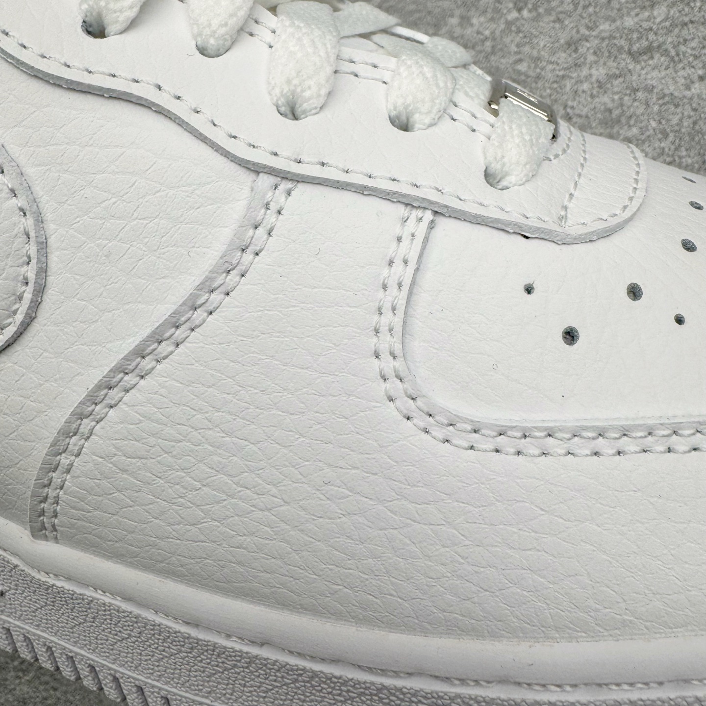 图片[25]-＃G5 NOCTA x NK Air Force 1 Low \’07 空军一号低帮经典板鞋 Drake联名纯白 CZ8065-100 独家私模大底 头层原厂皮料 原盒原配 不规则波浪大底咬花 全鞋电脑针车 工整有序 视觉效果满分 原厂拉帮手法 标准四线 密度针距针孔大小控制到位 原装反口里网布海绵 正确卡色网眼大小 新版鞋撑改用纸团代替 原厂港宝加持完美还原灵魂版型 原盒原配从里到外百分百还原 原厂全头层原厂皮料 原标原盒 内置Sole气垫 中底白色背胶 中底划线 已经无限的接近公司 原厂楦头 原厂刺绣 后跟弧度修正 独家私模最大开发到47.5 尺码：36 36.5 37.5 38 38.5 39 40 40.5 41 42 42.5 43 44 44.5 45 46 47.5-选品中心