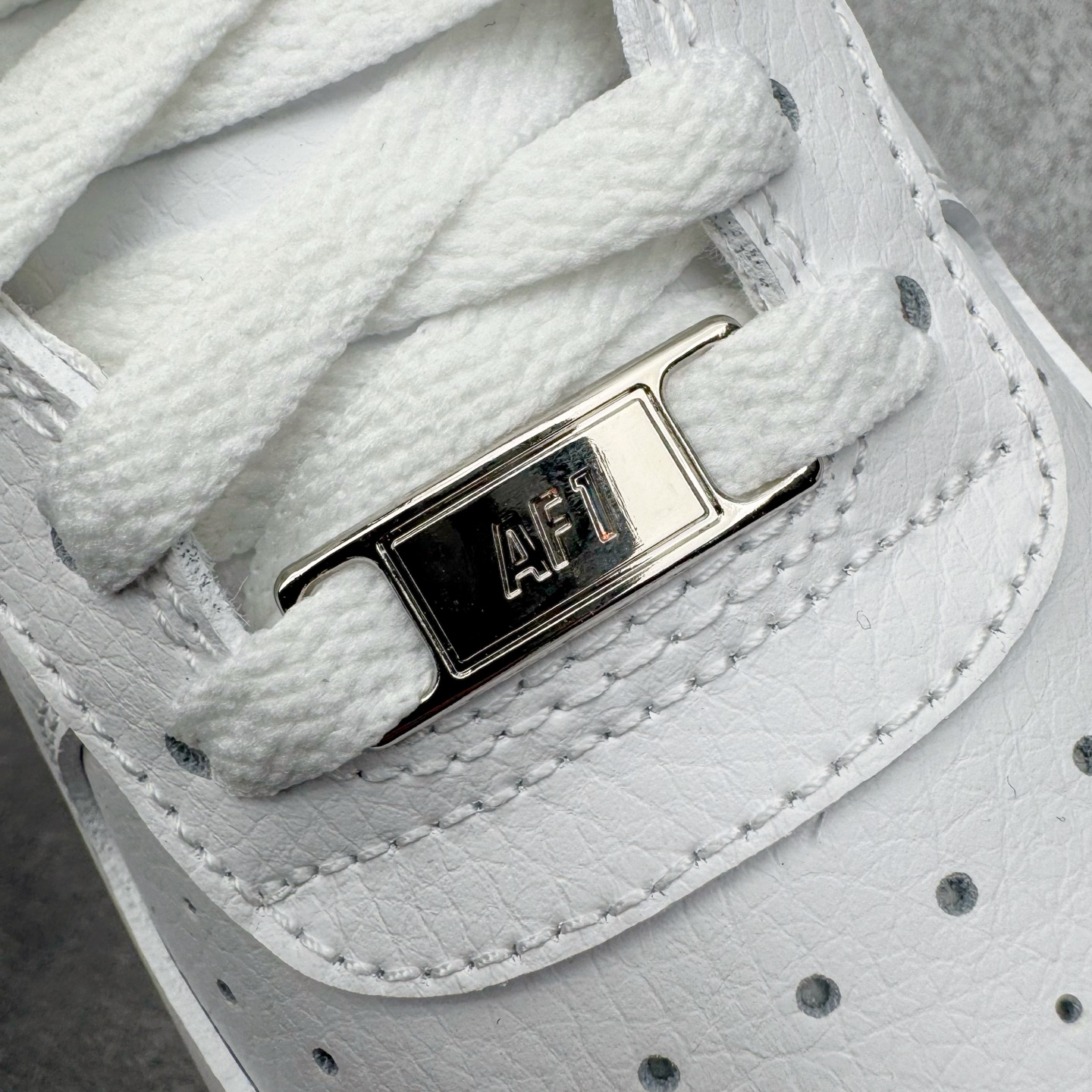 图片[19]-＃G5 NOCTA x NK Air Force 1 Low \’07 空军一号低帮经典板鞋 Drake联名纯白 CZ8065-100 独家私模大底 头层原厂皮料 原盒原配 不规则波浪大底咬花 全鞋电脑针车 工整有序 视觉效果满分 原厂拉帮手法 标准四线 密度针距针孔大小控制到位 原装反口里网布海绵 正确卡色网眼大小 新版鞋撑改用纸团代替 原厂港宝加持完美还原灵魂版型 原盒原配从里到外百分百还原 原厂全头层原厂皮料 原标原盒 内置Sole气垫 中底白色背胶 中底划线 已经无限的接近公司 原厂楦头 原厂刺绣 后跟弧度修正 独家私模最大开发到47.5 尺码：36 36.5 37.5 38 38.5 39 40 40.5 41 42 42.5 43 44 44.5 45 46 47.5-选品中心