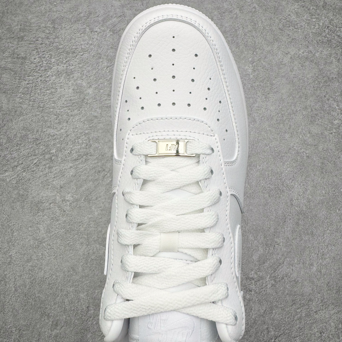 图片[4]-＃G5 NOCTA x NK Air Force 1 Low \’07 空军一号低帮经典板鞋 Drake联名纯白 CZ8065-100 独家私模大底 头层原厂皮料 原盒原配 不规则波浪大底咬花 全鞋电脑针车 工整有序 视觉效果满分 原厂拉帮手法 标准四线 密度针距针孔大小控制到位 原装反口里网布海绵 正确卡色网眼大小 新版鞋撑改用纸团代替 原厂港宝加持完美还原灵魂版型 原盒原配从里到外百分百还原 原厂全头层原厂皮料 原标原盒 内置Sole气垫 中底白色背胶 中底划线 已经无限的接近公司 原厂楦头 原厂刺绣 后跟弧度修正 独家私模最大开发到47.5 尺码：36 36.5 37.5 38 38.5 39 40 40.5 41 42 42.5 43 44 44.5 45 46 47.5-选品中心