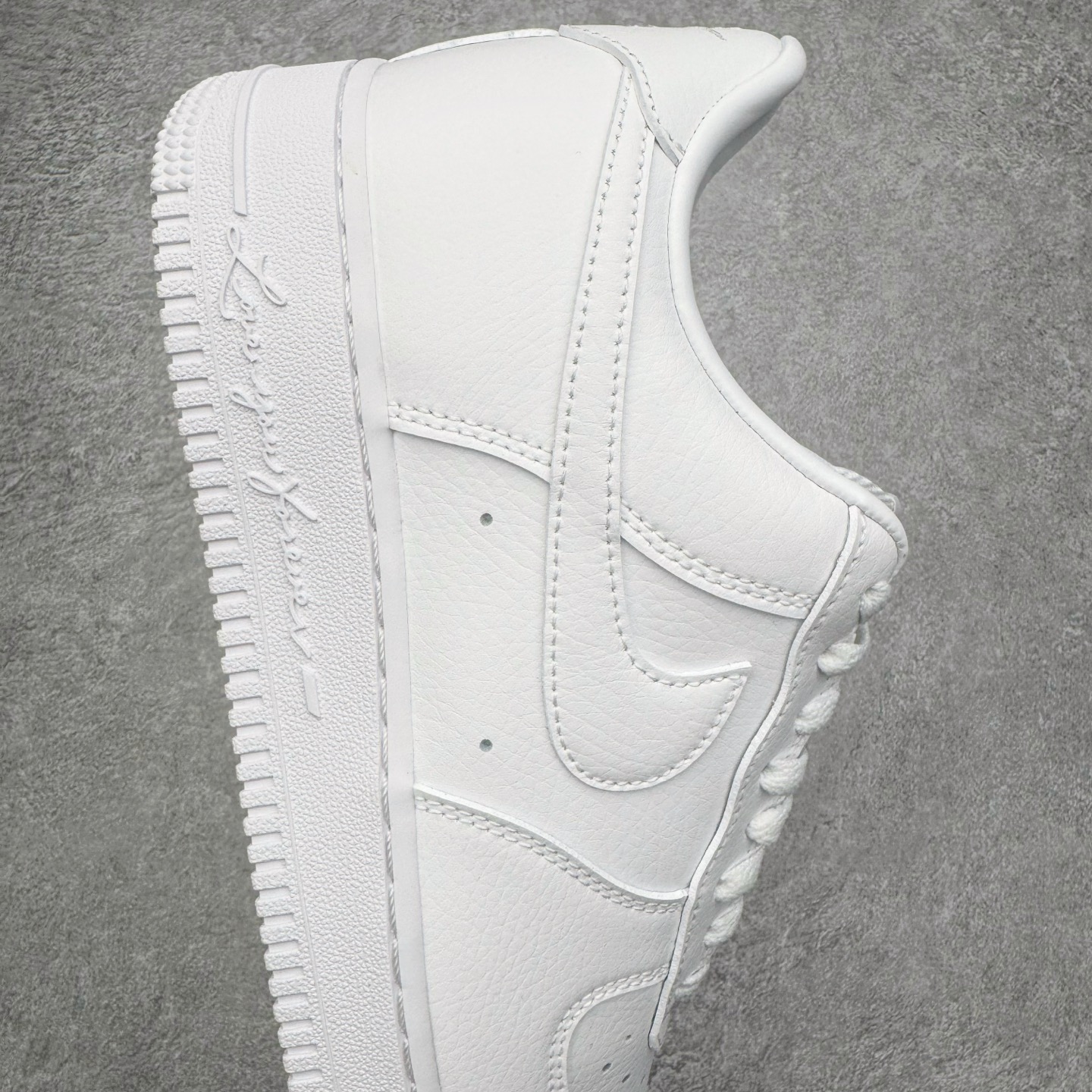 图片[6]-＃G5 NOCTA x NK Air Force 1 Low \’07 空军一号低帮经典板鞋 Drake联名纯白 CZ8065-100 独家私模大底 头层原厂皮料 原盒原配 不规则波浪大底咬花 全鞋电脑针车 工整有序 视觉效果满分 原厂拉帮手法 标准四线 密度针距针孔大小控制到位 原装反口里网布海绵 正确卡色网眼大小 新版鞋撑改用纸团代替 原厂港宝加持完美还原灵魂版型 原盒原配从里到外百分百还原 原厂全头层原厂皮料 原标原盒 内置Sole气垫 中底白色背胶 中底划线 已经无限的接近公司 原厂楦头 原厂刺绣 后跟弧度修正 独家私模最大开发到47.5 尺码：36 36.5 37.5 38 38.5 39 40 40.5 41 42 42.5 43 44 44.5 45 46 47.5-选品中心