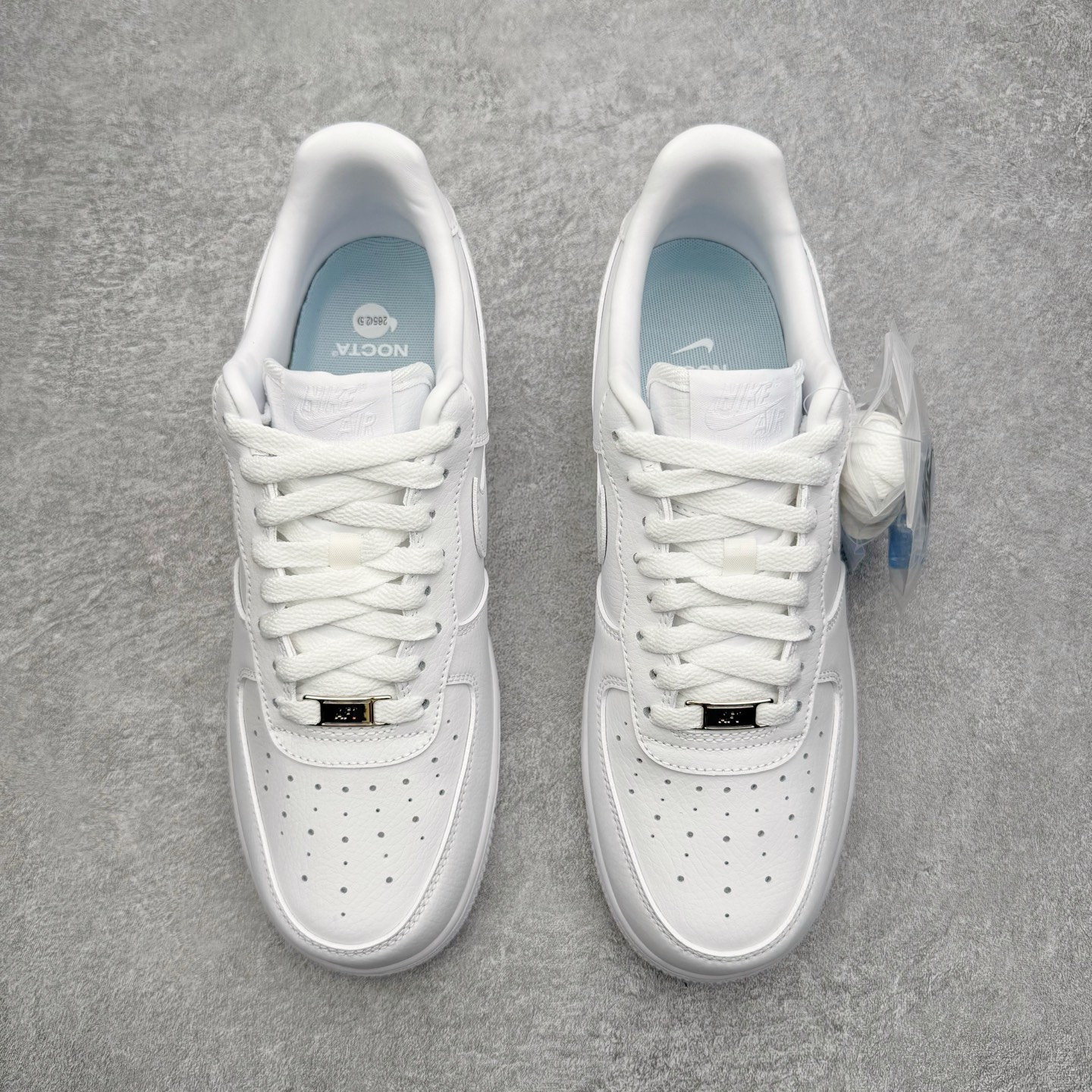 图片[2]-＃G5 NOCTA x NK Air Force 1 Low \’07 空军一号低帮经典板鞋 Drake联名纯白 CZ8065-100 独家私模大底 头层原厂皮料 原盒原配 不规则波浪大底咬花 全鞋电脑针车 工整有序 视觉效果满分 原厂拉帮手法 标准四线 密度针距针孔大小控制到位 原装反口里网布海绵 正确卡色网眼大小 新版鞋撑改用纸团代替 原厂港宝加持完美还原灵魂版型 原盒原配从里到外百分百还原 原厂全头层原厂皮料 原标原盒 内置Sole气垫 中底白色背胶 中底划线 已经无限的接近公司 原厂楦头 原厂刺绣 后跟弧度修正 独家私模最大开发到47.5 尺码：36 36.5 37.5 38 38.5 39 40 40.5 41 42 42.5 43 44 44.5 45 46 47.5-选品中心