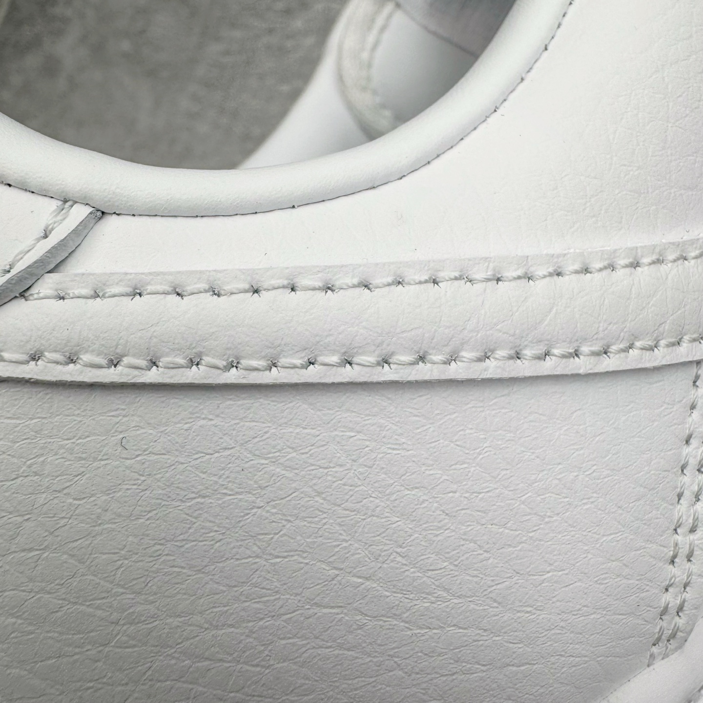 图片[23]-＃G5 NOCTA x NK Air Force 1 Low \’07 空军一号低帮经典板鞋 Drake联名纯白 CZ8065-100 独家私模大底 头层原厂皮料 原盒原配 不规则波浪大底咬花 全鞋电脑针车 工整有序 视觉效果满分 原厂拉帮手法 标准四线 密度针距针孔大小控制到位 原装反口里网布海绵 正确卡色网眼大小 新版鞋撑改用纸团代替 原厂港宝加持完美还原灵魂版型 原盒原配从里到外百分百还原 原厂全头层原厂皮料 原标原盒 内置Sole气垫 中底白色背胶 中底划线 已经无限的接近公司 原厂楦头 原厂刺绣 后跟弧度修正 独家私模最大开发到47.5 尺码：36 36.5 37.5 38 38.5 39 40 40.5 41 42 42.5 43 44 44.5 45 46 47.5-选品中心