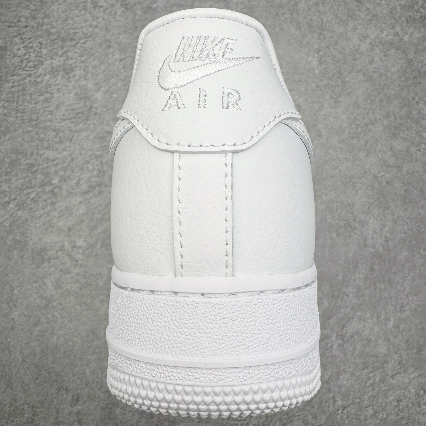 图片[8]-＃G5 NOCTA x NK Air Force 1 Low \’07 空军一号低帮经典板鞋 Drake联名纯白 CZ8065-100 独家私模大底 头层原厂皮料 原盒原配 不规则波浪大底咬花 全鞋电脑针车 工整有序 视觉效果满分 原厂拉帮手法 标准四线 密度针距针孔大小控制到位 原装反口里网布海绵 正确卡色网眼大小 新版鞋撑改用纸团代替 原厂港宝加持完美还原灵魂版型 原盒原配从里到外百分百还原 原厂全头层原厂皮料 原标原盒 内置Sole气垫 中底白色背胶 中底划线 已经无限的接近公司 原厂楦头 原厂刺绣 后跟弧度修正 独家私模最大开发到47.5 尺码：36 36.5 37.5 38 38.5 39 40 40.5 41 42 42.5 43 44 44.5 45 46 47.5-选品中心