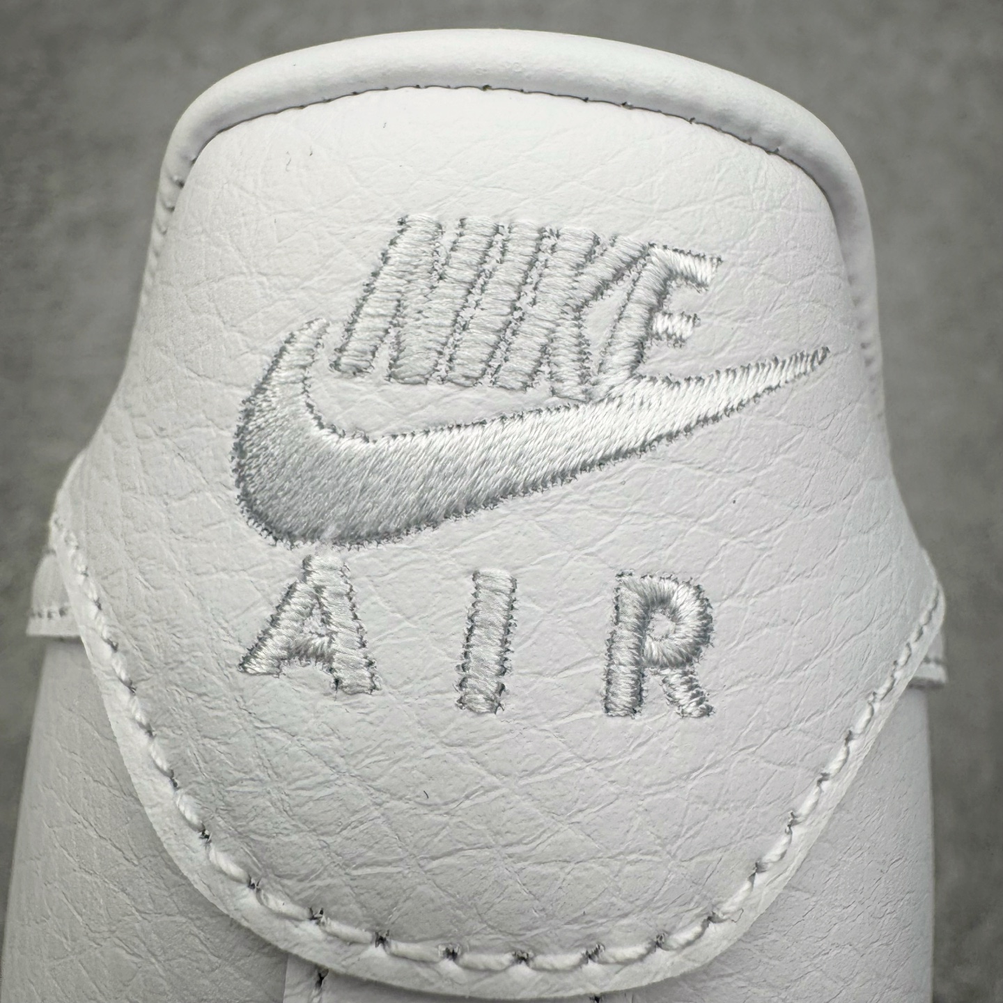 图片[21]-＃G5 NOCTA x NK Air Force 1 Low \’07 空军一号低帮经典板鞋 Drake联名纯白 CZ8065-100 独家私模大底 头层原厂皮料 原盒原配 不规则波浪大底咬花 全鞋电脑针车 工整有序 视觉效果满分 原厂拉帮手法 标准四线 密度针距针孔大小控制到位 原装反口里网布海绵 正确卡色网眼大小 新版鞋撑改用纸团代替 原厂港宝加持完美还原灵魂版型 原盒原配从里到外百分百还原 原厂全头层原厂皮料 原标原盒 内置Sole气垫 中底白色背胶 中底划线 已经无限的接近公司 原厂楦头 原厂刺绣 后跟弧度修正 独家私模最大开发到47.5 尺码：36 36.5 37.5 38 38.5 39 40 40.5 41 42 42.5 43 44 44.5 45 46 47.5-选品中心