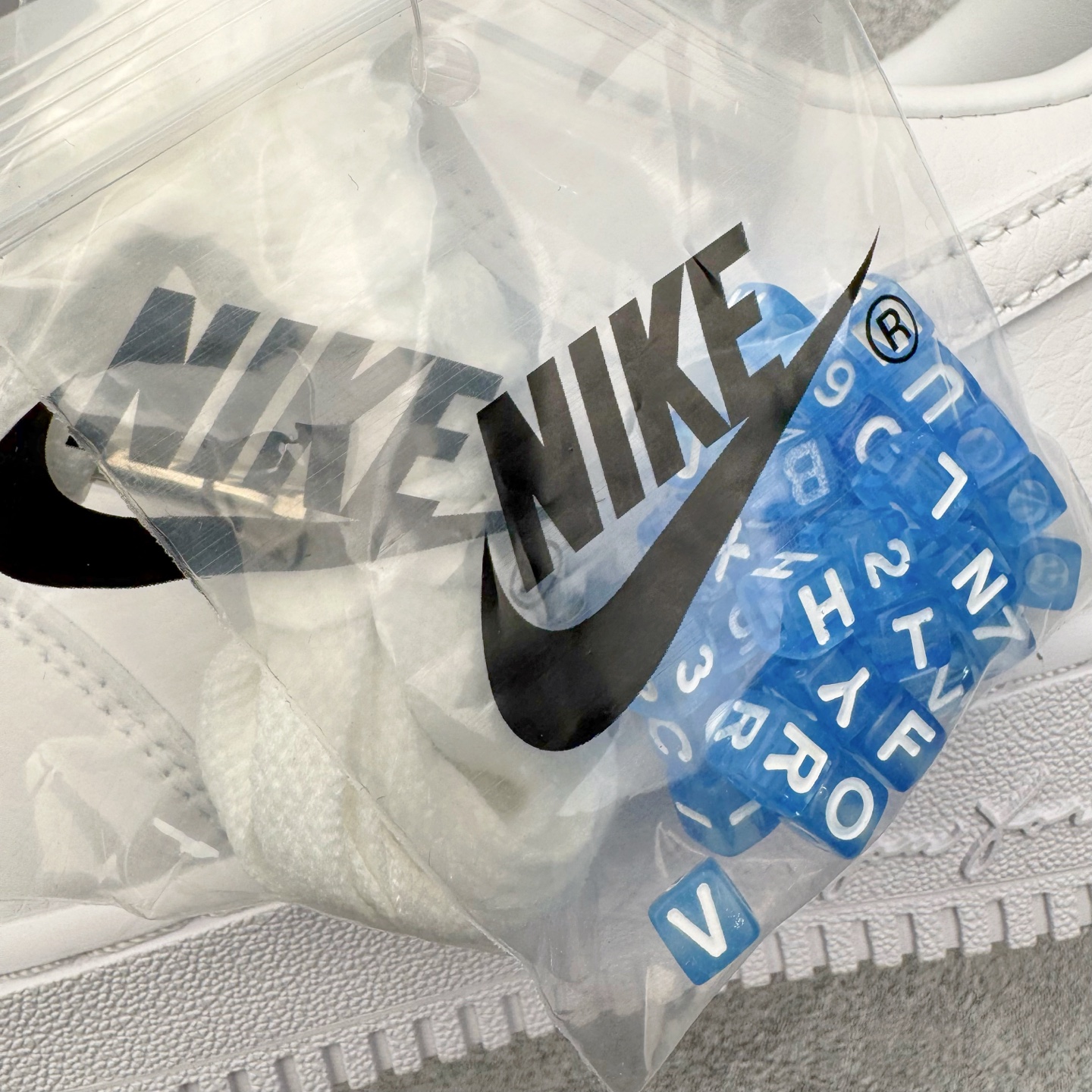 图片[11]-＃G5 NOCTA x NK Air Force 1 Low \’07 空军一号低帮经典板鞋 Drake联名纯白 CZ8065-100 独家私模大底 头层原厂皮料 原盒原配 不规则波浪大底咬花 全鞋电脑针车 工整有序 视觉效果满分 原厂拉帮手法 标准四线 密度针距针孔大小控制到位 原装反口里网布海绵 正确卡色网眼大小 新版鞋撑改用纸团代替 原厂港宝加持完美还原灵魂版型 原盒原配从里到外百分百还原 原厂全头层原厂皮料 原标原盒 内置Sole气垫 中底白色背胶 中底划线 已经无限的接近公司 原厂楦头 原厂刺绣 后跟弧度修正 独家私模最大开发到47.5 尺码：36 36.5 37.5 38 38.5 39 40 40.5 41 42 42.5 43 44 44.5 45 46 47.5-选品中心