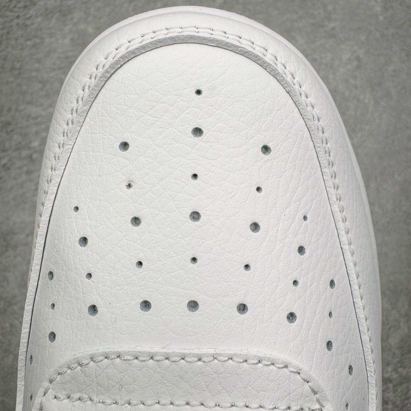 图片[20]-＃G5 NOCTA x NK Air Force 1 Low \’07 空军一号低帮经典板鞋 Drake联名纯白 CZ8065-100 独家私模大底 头层原厂皮料 原盒原配 不规则波浪大底咬花 全鞋电脑针车 工整有序 视觉效果满分 原厂拉帮手法 标准四线 密度针距针孔大小控制到位 原装反口里网布海绵 正确卡色网眼大小 新版鞋撑改用纸团代替 原厂港宝加持完美还原灵魂版型 原盒原配从里到外百分百还原 原厂全头层原厂皮料 原标原盒 内置Sole气垫 中底白色背胶 中底划线 已经无限的接近公司 原厂楦头 原厂刺绣 后跟弧度修正 独家私模最大开发到47.5 尺码：36 36.5 37.5 38 38.5 39 40 40.5 41 42 42.5 43 44 44.5 45 46 47.5-选品中心