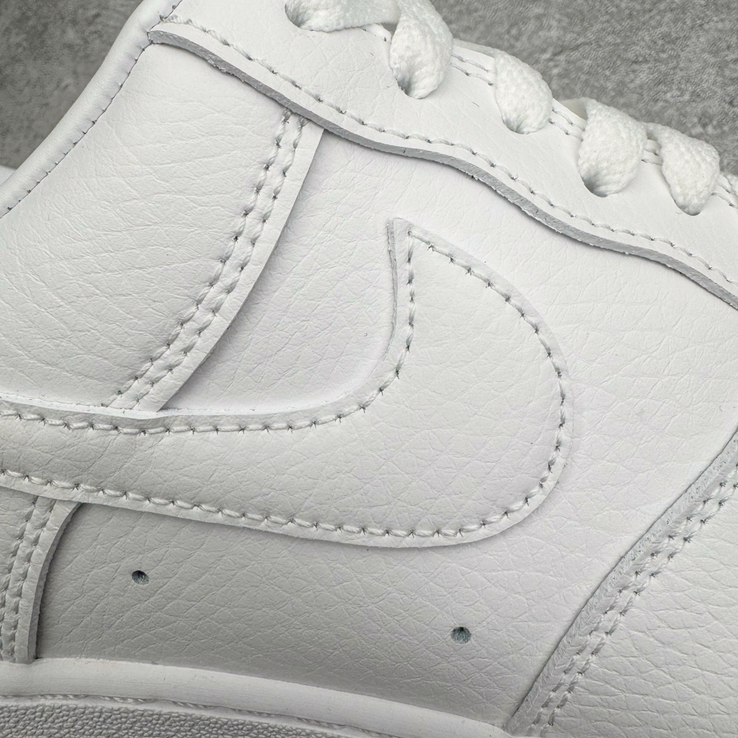 图片[24]-＃G5 NOCTA x NK Air Force 1 Low \’07 空军一号低帮经典板鞋 Drake联名纯白 CZ8065-100 独家私模大底 头层原厂皮料 原盒原配 不规则波浪大底咬花 全鞋电脑针车 工整有序 视觉效果满分 原厂拉帮手法 标准四线 密度针距针孔大小控制到位 原装反口里网布海绵 正确卡色网眼大小 新版鞋撑改用纸团代替 原厂港宝加持完美还原灵魂版型 原盒原配从里到外百分百还原 原厂全头层原厂皮料 原标原盒 内置Sole气垫 中底白色背胶 中底划线 已经无限的接近公司 原厂楦头 原厂刺绣 后跟弧度修正 独家私模最大开发到47.5 尺码：36 36.5 37.5 38 38.5 39 40 40.5 41 42 42.5 43 44 44.5 45 46 47.5-选品中心