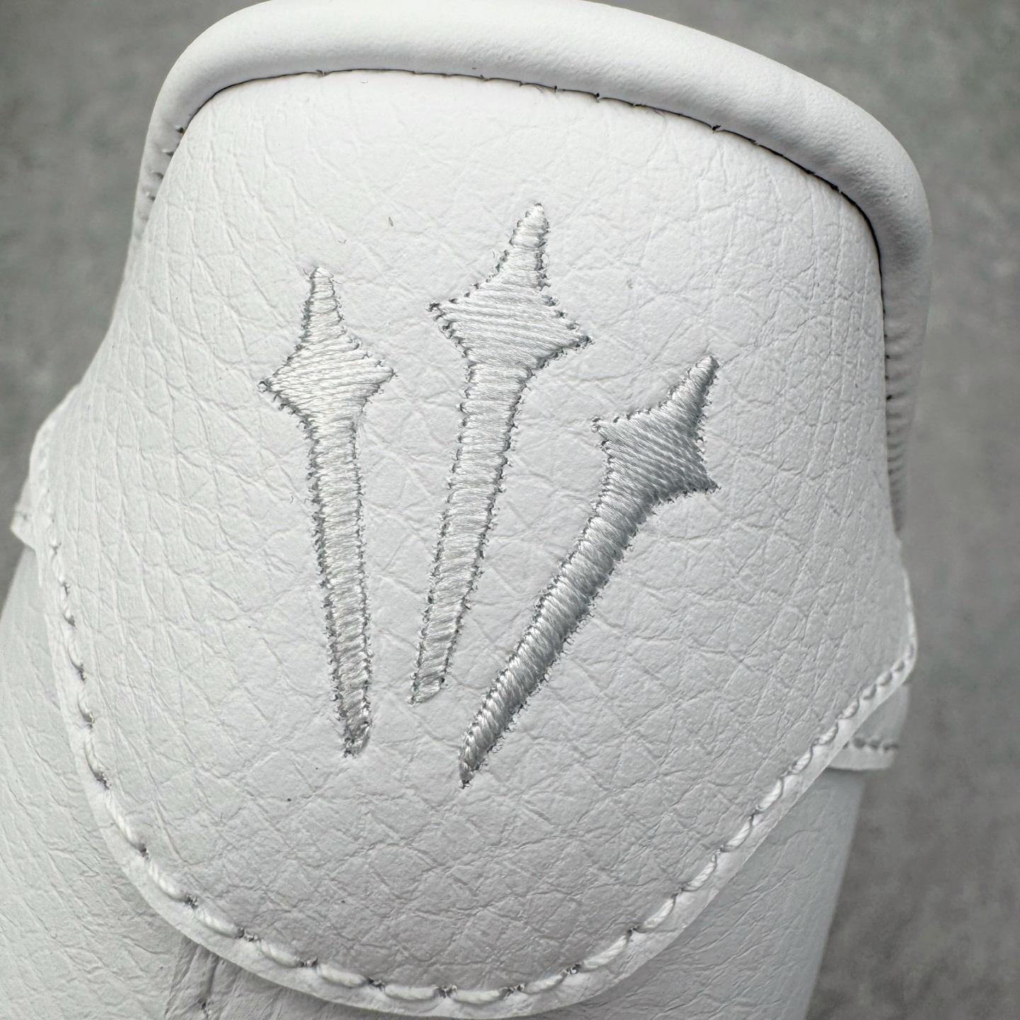 图片[10]-＃G5 NOCTA x NK Air Force 1 Low \’07 空军一号低帮经典板鞋 Drake联名纯白 CZ8065-100 独家私模大底 头层原厂皮料 原盒原配 不规则波浪大底咬花 全鞋电脑针车 工整有序 视觉效果满分 原厂拉帮手法 标准四线 密度针距针孔大小控制到位 原装反口里网布海绵 正确卡色网眼大小 新版鞋撑改用纸团代替 原厂港宝加持完美还原灵魂版型 原盒原配从里到外百分百还原 原厂全头层原厂皮料 原标原盒 内置Sole气垫 中底白色背胶 中底划线 已经无限的接近公司 原厂楦头 原厂刺绣 后跟弧度修正 独家私模最大开发到47.5 尺码：36 36.5 37.5 38 38.5 39 40 40.5 41 42 42.5 43 44 44.5 45 46 47.5-选品中心