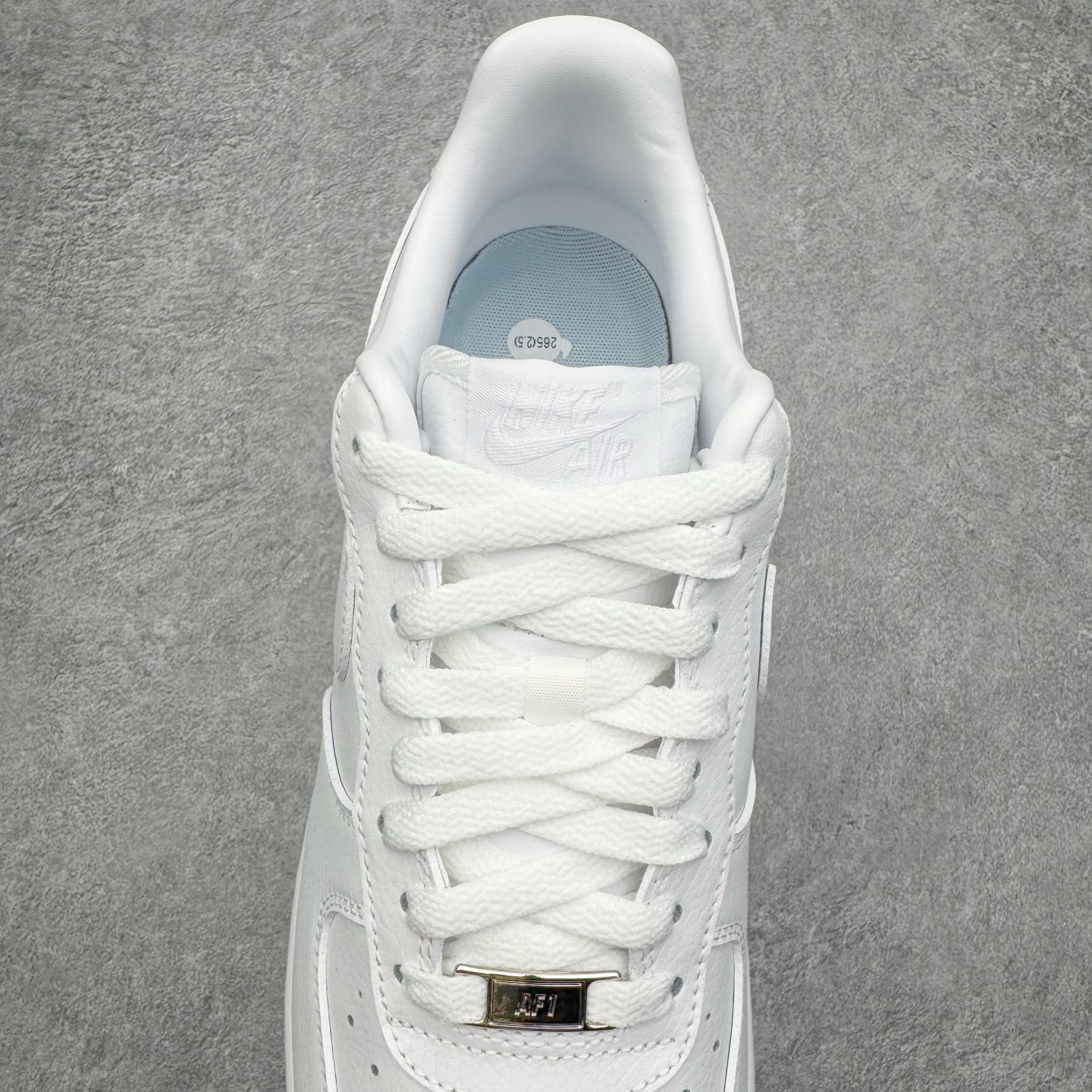 图片[5]-＃G5 NOCTA x NK Air Force 1 Low \’07 空军一号低帮经典板鞋 Drake联名纯白 CZ8065-100 独家私模大底 头层原厂皮料 原盒原配 不规则波浪大底咬花 全鞋电脑针车 工整有序 视觉效果满分 原厂拉帮手法 标准四线 密度针距针孔大小控制到位 原装反口里网布海绵 正确卡色网眼大小 新版鞋撑改用纸团代替 原厂港宝加持完美还原灵魂版型 原盒原配从里到外百分百还原 原厂全头层原厂皮料 原标原盒 内置Sole气垫 中底白色背胶 中底划线 已经无限的接近公司 原厂楦头 原厂刺绣 后跟弧度修正 独家私模最大开发到47.5 尺码：36 36.5 37.5 38 38.5 39 40 40.5 41 42 42.5 43 44 44.5 45 46 47.5-选品中心