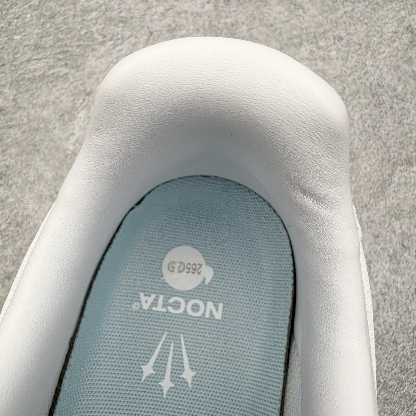 图片[17]-＃G5 NOCTA x NK Air Force 1 Low \’07 空军一号低帮经典板鞋 Drake联名纯白 CZ8065-100 独家私模大底 头层原厂皮料 原盒原配 不规则波浪大底咬花 全鞋电脑针车 工整有序 视觉效果满分 原厂拉帮手法 标准四线 密度针距针孔大小控制到位 原装反口里网布海绵 正确卡色网眼大小 新版鞋撑改用纸团代替 原厂港宝加持完美还原灵魂版型 原盒原配从里到外百分百还原 原厂全头层原厂皮料 原标原盒 内置Sole气垫 中底白色背胶 中底划线 已经无限的接近公司 原厂楦头 原厂刺绣 后跟弧度修正 独家私模最大开发到47.5 尺码：36 36.5 37.5 38 38.5 39 40 40.5 41 42 42.5 43 44 44.5 45 46 47.5-选品中心