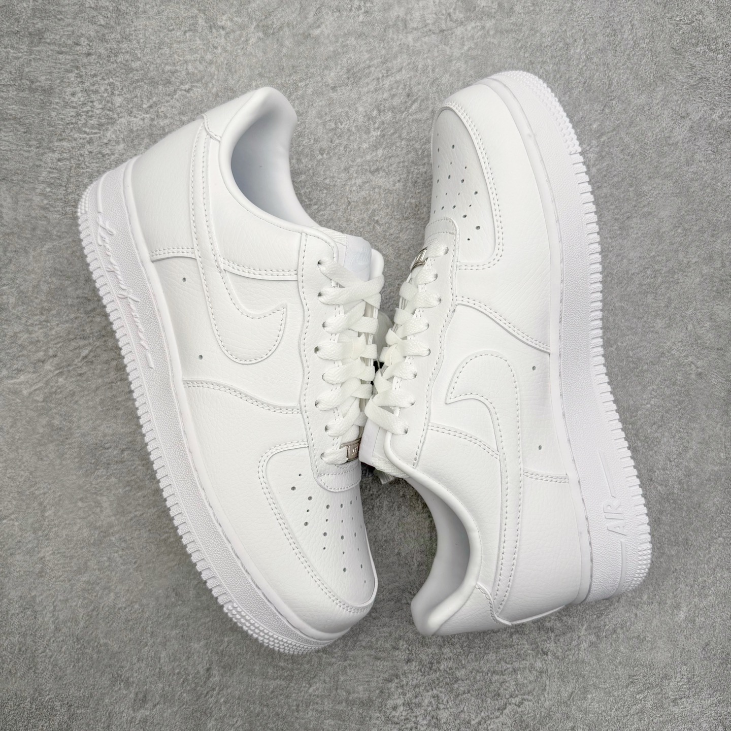 图片[3]-＃G5 NOCTA x NK Air Force 1 Low \’07 空军一号低帮经典板鞋 Drake联名纯白 CZ8065-100 独家私模大底 头层原厂皮料 原盒原配 不规则波浪大底咬花 全鞋电脑针车 工整有序 视觉效果满分 原厂拉帮手法 标准四线 密度针距针孔大小控制到位 原装反口里网布海绵 正确卡色网眼大小 新版鞋撑改用纸团代替 原厂港宝加持完美还原灵魂版型 原盒原配从里到外百分百还原 原厂全头层原厂皮料 原标原盒 内置Sole气垫 中底白色背胶 中底划线 已经无限的接近公司 原厂楦头 原厂刺绣 后跟弧度修正 独家私模最大开发到47.5 尺码：36 36.5 37.5 38 38.5 39 40 40.5 41 42 42.5 43 44 44.5 45 46 47.5-选品中心