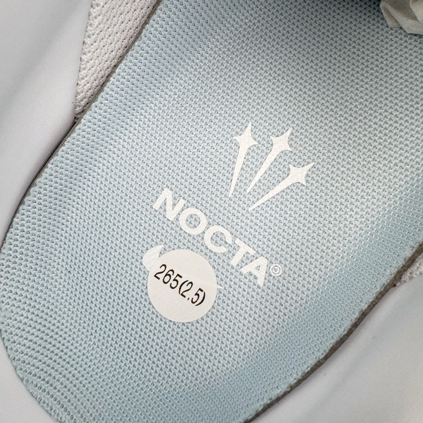 图片[15]-＃G5 NOCTA x NK Air Force 1 Low \’07 空军一号低帮经典板鞋 Drake联名纯白 CZ8065-100 独家私模大底 头层原厂皮料 原盒原配 不规则波浪大底咬花 全鞋电脑针车 工整有序 视觉效果满分 原厂拉帮手法 标准四线 密度针距针孔大小控制到位 原装反口里网布海绵 正确卡色网眼大小 新版鞋撑改用纸团代替 原厂港宝加持完美还原灵魂版型 原盒原配从里到外百分百还原 原厂全头层原厂皮料 原标原盒 内置Sole气垫 中底白色背胶 中底划线 已经无限的接近公司 原厂楦头 原厂刺绣 后跟弧度修正 独家私模最大开发到47.5 尺码：36 36.5 37.5 38 38.5 39 40 40.5 41 42 42.5 43 44 44.5 45 46 47.5-选品中心