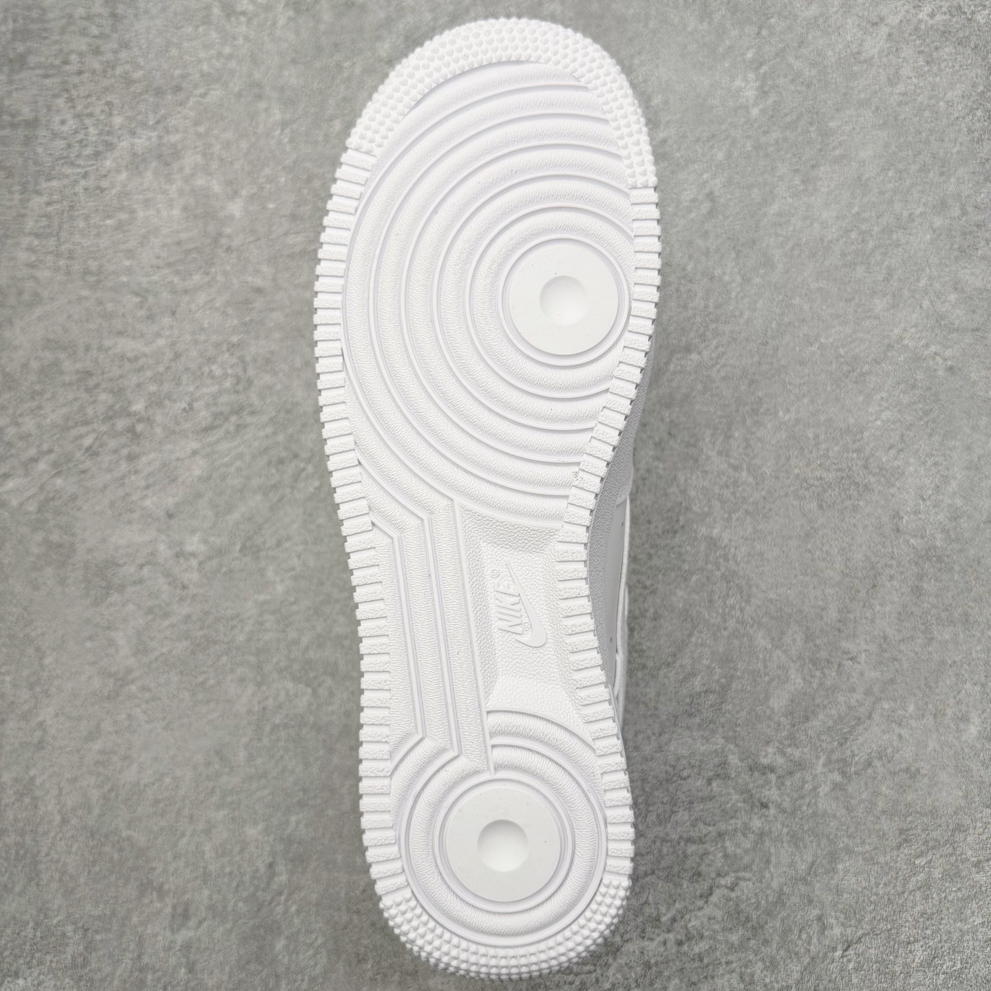 图片[9]-＃G5 NOCTA x NK Air Force 1 Low \’07 空军一号低帮经典板鞋 Drake联名纯白 CZ8065-100 独家私模大底 头层原厂皮料 原盒原配 不规则波浪大底咬花 全鞋电脑针车 工整有序 视觉效果满分 原厂拉帮手法 标准四线 密度针距针孔大小控制到位 原装反口里网布海绵 正确卡色网眼大小 新版鞋撑改用纸团代替 原厂港宝加持完美还原灵魂版型 原盒原配从里到外百分百还原 原厂全头层原厂皮料 原标原盒 内置Sole气垫 中底白色背胶 中底划线 已经无限的接近公司 原厂楦头 原厂刺绣 后跟弧度修正 独家私模最大开发到47.5 尺码：36 36.5 37.5 38 38.5 39 40 40.5 41 42 42.5 43 44 44.5 45 46 47.5-选品中心