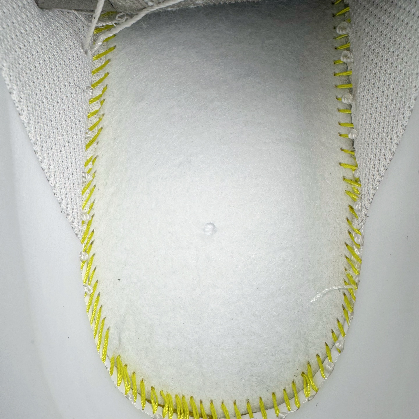 图片[13]-＃G5 NOCTA x NK Air Force 1 Low \’07 空军一号低帮经典板鞋 Drake联名纯白 CZ8065-100 独家私模大底 头层原厂皮料 原盒原配 不规则波浪大底咬花 全鞋电脑针车 工整有序 视觉效果满分 原厂拉帮手法 标准四线 密度针距针孔大小控制到位 原装反口里网布海绵 正确卡色网眼大小 新版鞋撑改用纸团代替 原厂港宝加持完美还原灵魂版型 原盒原配从里到外百分百还原 原厂全头层原厂皮料 原标原盒 内置Sole气垫 中底白色背胶 中底划线 已经无限的接近公司 原厂楦头 原厂刺绣 后跟弧度修正 独家私模最大开发到47.5 尺码：36 36.5 37.5 38 38.5 39 40 40.5 41 42 42.5 43 44 44.5 45 46 47.5-选品中心