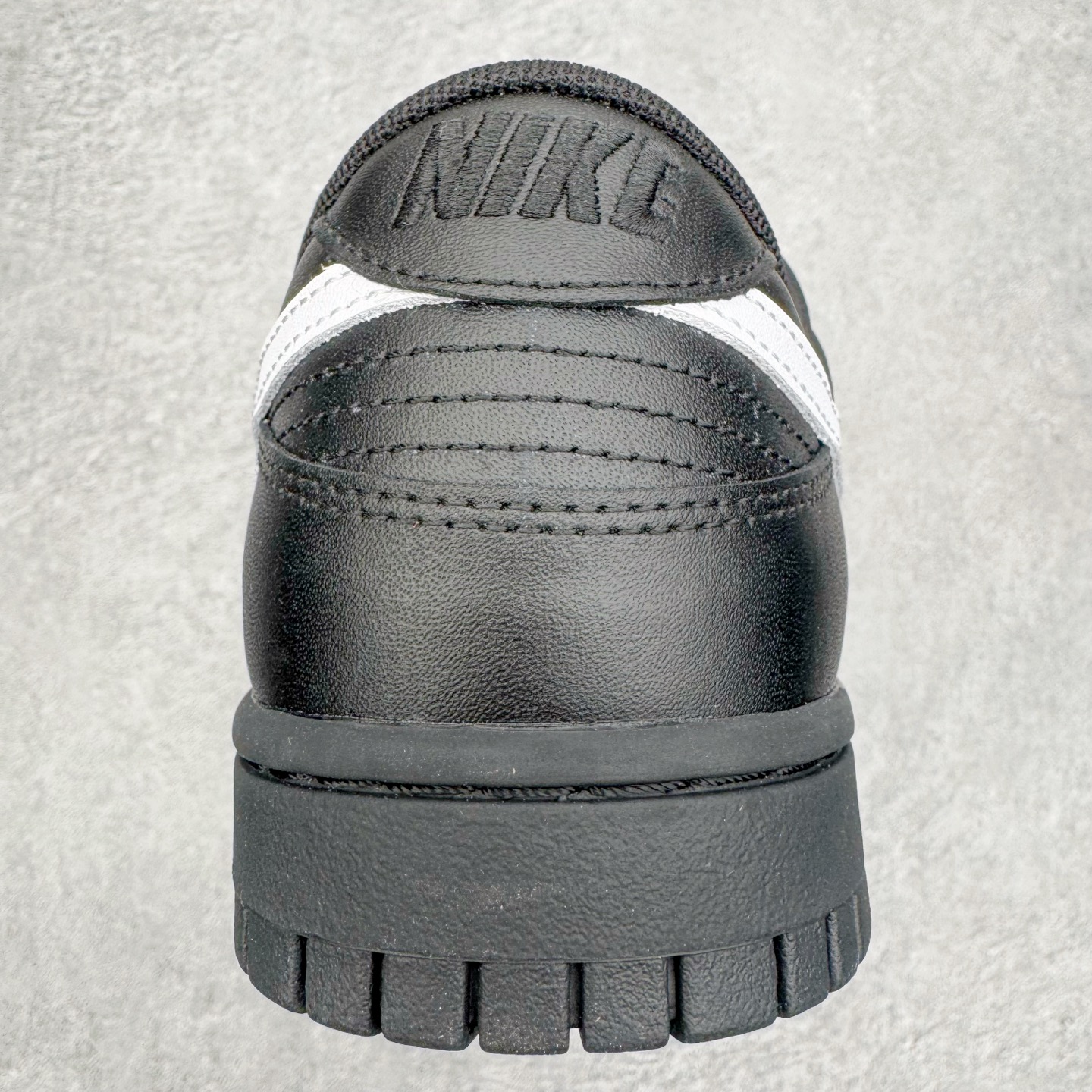 图片[8]-＃YC纯原 NK Dunk Low 黑白 IO7606-010 实力大厂出品 新配色陆续开发 利润个位数只为口碑 全套原纸板楦头开发 确保原汁原味 完美呈现DUNK版型 一比一鞋头弧度高度鞋身弧度 此版本只针对中端市场 皮料材质有所更替 其他数据细节工艺流程均保持一致 绝不口嗨 细节品控鞋型随意对比 独家私模官方第六代原厂航空铝磨具打磨大底 鞋头坡度极致还原 无解鞋型 原盒原配 圈内天花板工艺 原厂玻璃冲刀 超高清洁度 全鞋零毛边皮料切割 原厂中底布点胶 中底布拉帮走线遵循公司 尺码：36 36.5 37.5 38 38.5 39 40 40.5 41 42 42.5 43 44 44.5 45 46-选品中心