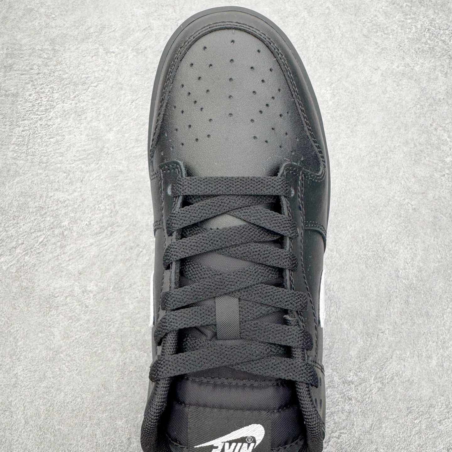 图片[4]-＃YC纯原 NK Dunk Low 黑白 IO7606-010 实力大厂出品 新配色陆续开发 利润个位数只为口碑 全套原纸板楦头开发 确保原汁原味 完美呈现DUNK版型 一比一鞋头弧度高度鞋身弧度 此版本只针对中端市场 皮料材质有所更替 其他数据细节工艺流程均保持一致 绝不口嗨 细节品控鞋型随意对比 独家私模官方第六代原厂航空铝磨具打磨大底 鞋头坡度极致还原 无解鞋型 原盒原配 圈内天花板工艺 原厂玻璃冲刀 超高清洁度 全鞋零毛边皮料切割 原厂中底布点胶 中底布拉帮走线遵循公司 尺码：36 36.5 37.5 38 38.5 39 40 40.5 41 42 42.5 43 44 44.5 45 46-选品中心