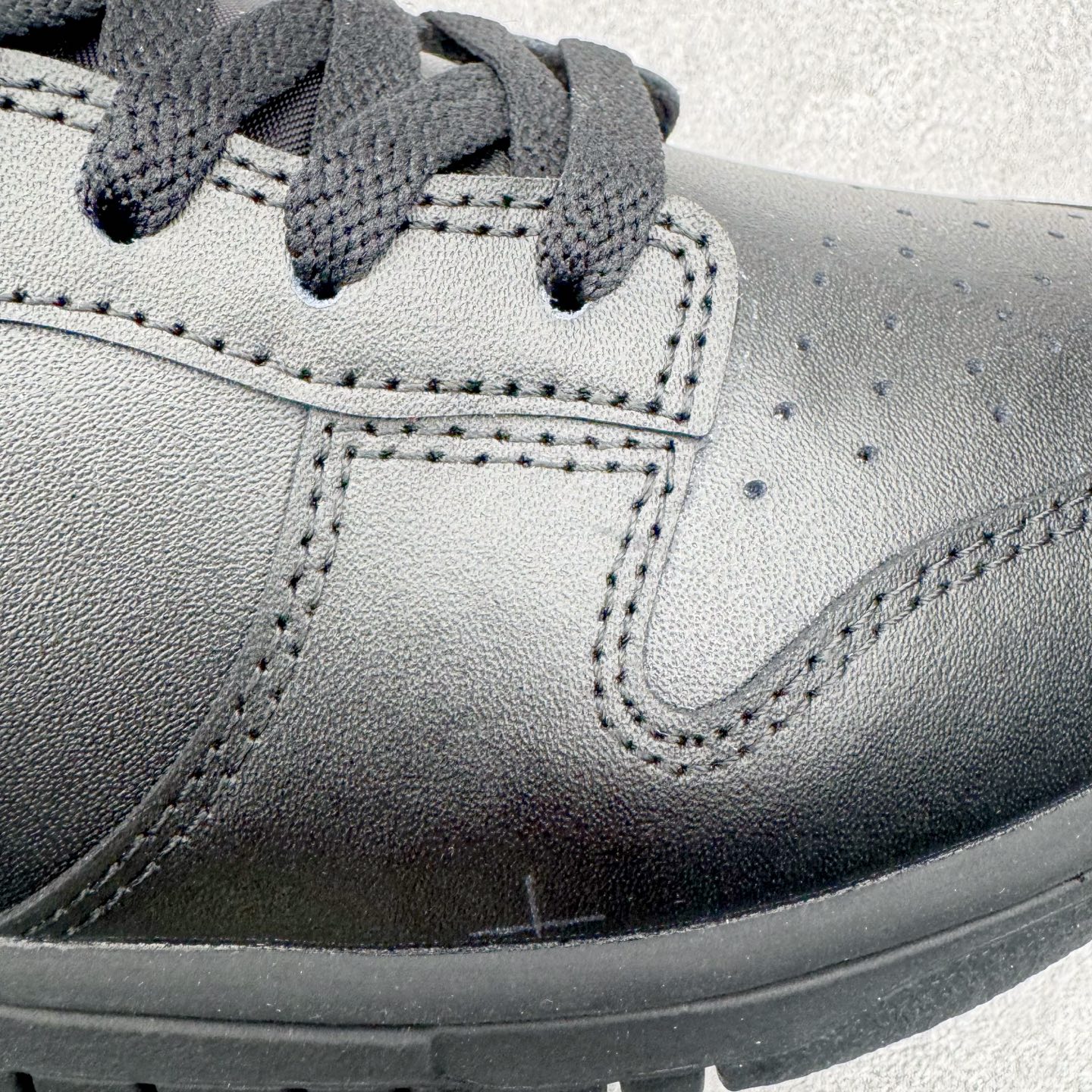 图片[18]-＃YC纯原 NK Dunk Low 黑白 IO7606-010 实力大厂出品 新配色陆续开发 利润个位数只为口碑 全套原纸板楦头开发 确保原汁原味 完美呈现DUNK版型 一比一鞋头弧度高度鞋身弧度 此版本只针对中端市场 皮料材质有所更替 其他数据细节工艺流程均保持一致 绝不口嗨 细节品控鞋型随意对比 独家私模官方第六代原厂航空铝磨具打磨大底 鞋头坡度极致还原 无解鞋型 原盒原配 圈内天花板工艺 原厂玻璃冲刀 超高清洁度 全鞋零毛边皮料切割 原厂中底布点胶 中底布拉帮走线遵循公司 尺码：36 36.5 37.5 38 38.5 39 40 40.5 41 42 42.5 43 44 44.5 45 46-选品中心