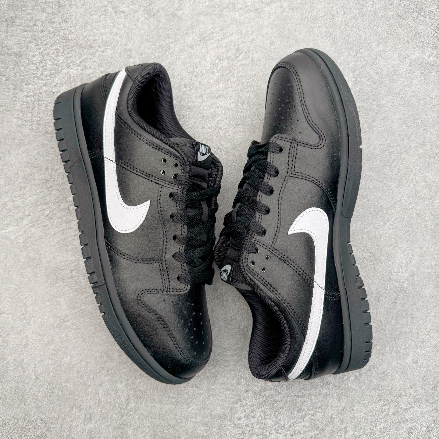 图片[3]-＃YC纯原 NK Dunk Low 黑白 IO7606-010 实力大厂出品 新配色陆续开发 利润个位数只为口碑 全套原纸板楦头开发 确保原汁原味 完美呈现DUNK版型 一比一鞋头弧度高度鞋身弧度 此版本只针对中端市场 皮料材质有所更替 其他数据细节工艺流程均保持一致 绝不口嗨 细节品控鞋型随意对比 独家私模官方第六代原厂航空铝磨具打磨大底 鞋头坡度极致还原 无解鞋型 原盒原配 圈内天花板工艺 原厂玻璃冲刀 超高清洁度 全鞋零毛边皮料切割 原厂中底布点胶 中底布拉帮走线遵循公司 尺码：36 36.5 37.5 38 38.5 39 40 40.5 41 42 42.5 43 44 44.5 45 46-选品中心