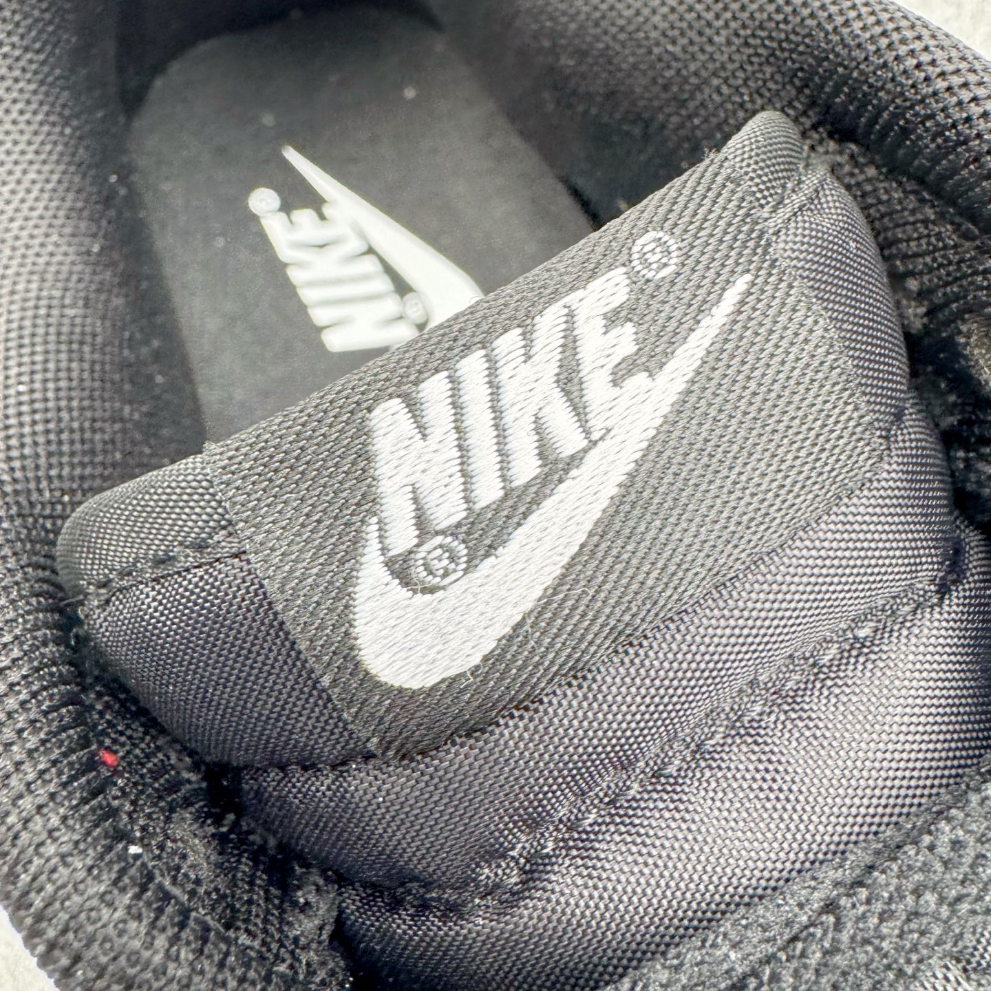 图片[14]-＃YC纯原 NK Dunk Low 黑白 IO7606-010 实力大厂出品 新配色陆续开发 利润个位数只为口碑 全套原纸板楦头开发 确保原汁原味 完美呈现DUNK版型 一比一鞋头弧度高度鞋身弧度 此版本只针对中端市场 皮料材质有所更替 其他数据细节工艺流程均保持一致 绝不口嗨 细节品控鞋型随意对比 独家私模官方第六代原厂航空铝磨具打磨大底 鞋头坡度极致还原 无解鞋型 原盒原配 圈内天花板工艺 原厂玻璃冲刀 超高清洁度 全鞋零毛边皮料切割 原厂中底布点胶 中底布拉帮走线遵循公司 尺码：36 36.5 37.5 38 38.5 39 40 40.5 41 42 42.5 43 44 44.5 45 46-选品中心