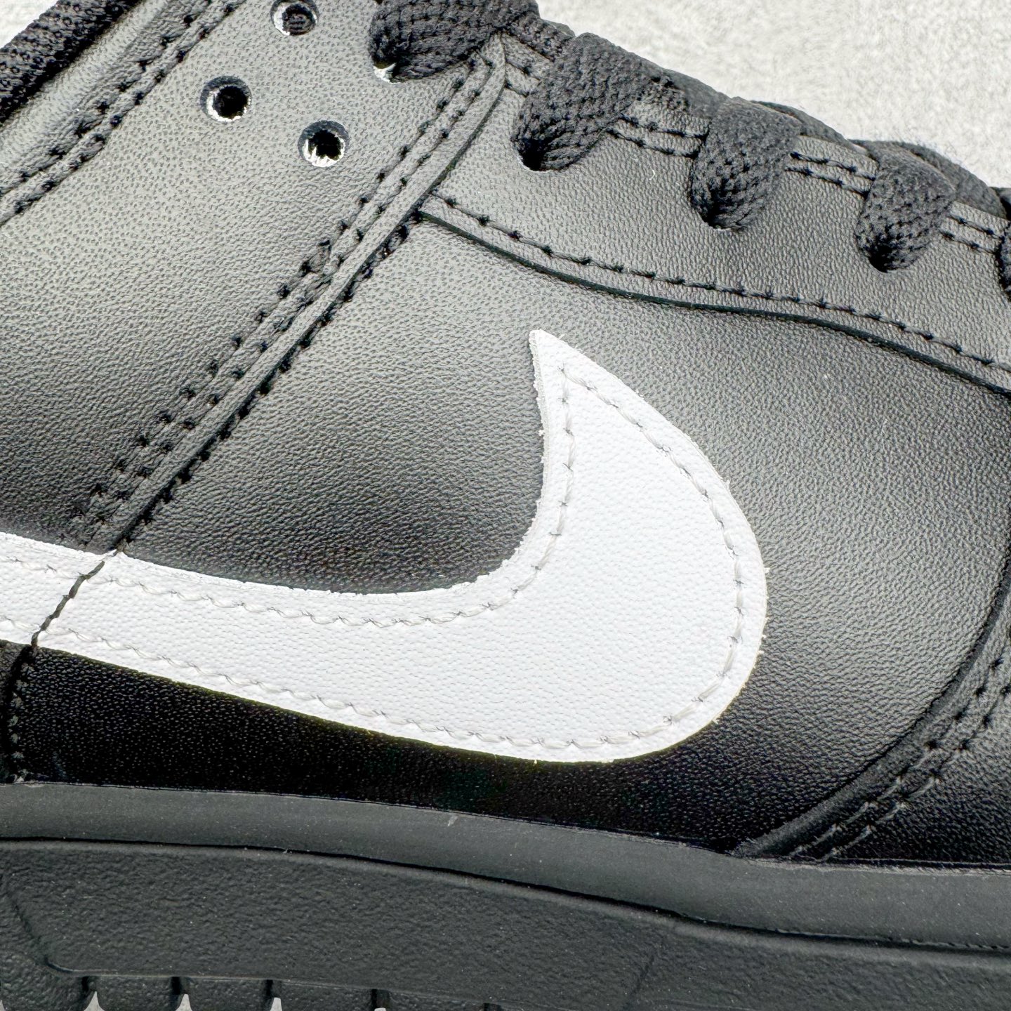 图片[19]-＃YC纯原 NK Dunk Low 黑白 IO7606-010 实力大厂出品 新配色陆续开发 利润个位数只为口碑 全套原纸板楦头开发 确保原汁原味 完美呈现DUNK版型 一比一鞋头弧度高度鞋身弧度 此版本只针对中端市场 皮料材质有所更替 其他数据细节工艺流程均保持一致 绝不口嗨 细节品控鞋型随意对比 独家私模官方第六代原厂航空铝磨具打磨大底 鞋头坡度极致还原 无解鞋型 原盒原配 圈内天花板工艺 原厂玻璃冲刀 超高清洁度 全鞋零毛边皮料切割 原厂中底布点胶 中底布拉帮走线遵循公司 尺码：36 36.5 37.5 38 38.5 39 40 40.5 41 42 42.5 43 44 44.5 45 46-选品中心