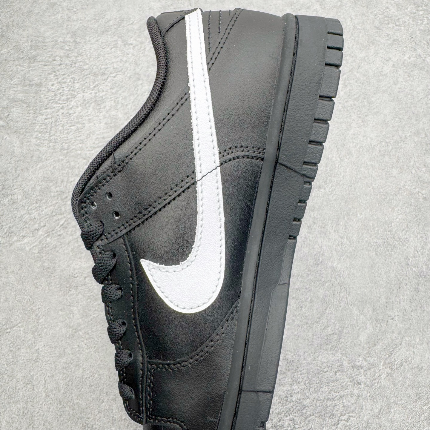 图片[7]-＃YC纯原 NK Dunk Low 黑白 IO7606-010 实力大厂出品 新配色陆续开发 利润个位数只为口碑 全套原纸板楦头开发 确保原汁原味 完美呈现DUNK版型 一比一鞋头弧度高度鞋身弧度 此版本只针对中端市场 皮料材质有所更替 其他数据细节工艺流程均保持一致 绝不口嗨 细节品控鞋型随意对比 独家私模官方第六代原厂航空铝磨具打磨大底 鞋头坡度极致还原 无解鞋型 原盒原配 圈内天花板工艺 原厂玻璃冲刀 超高清洁度 全鞋零毛边皮料切割 原厂中底布点胶 中底布拉帮走线遵循公司 尺码：36 36.5 37.5 38 38.5 39 40 40.5 41 42 42.5 43 44 44.5 45 46-选品中心