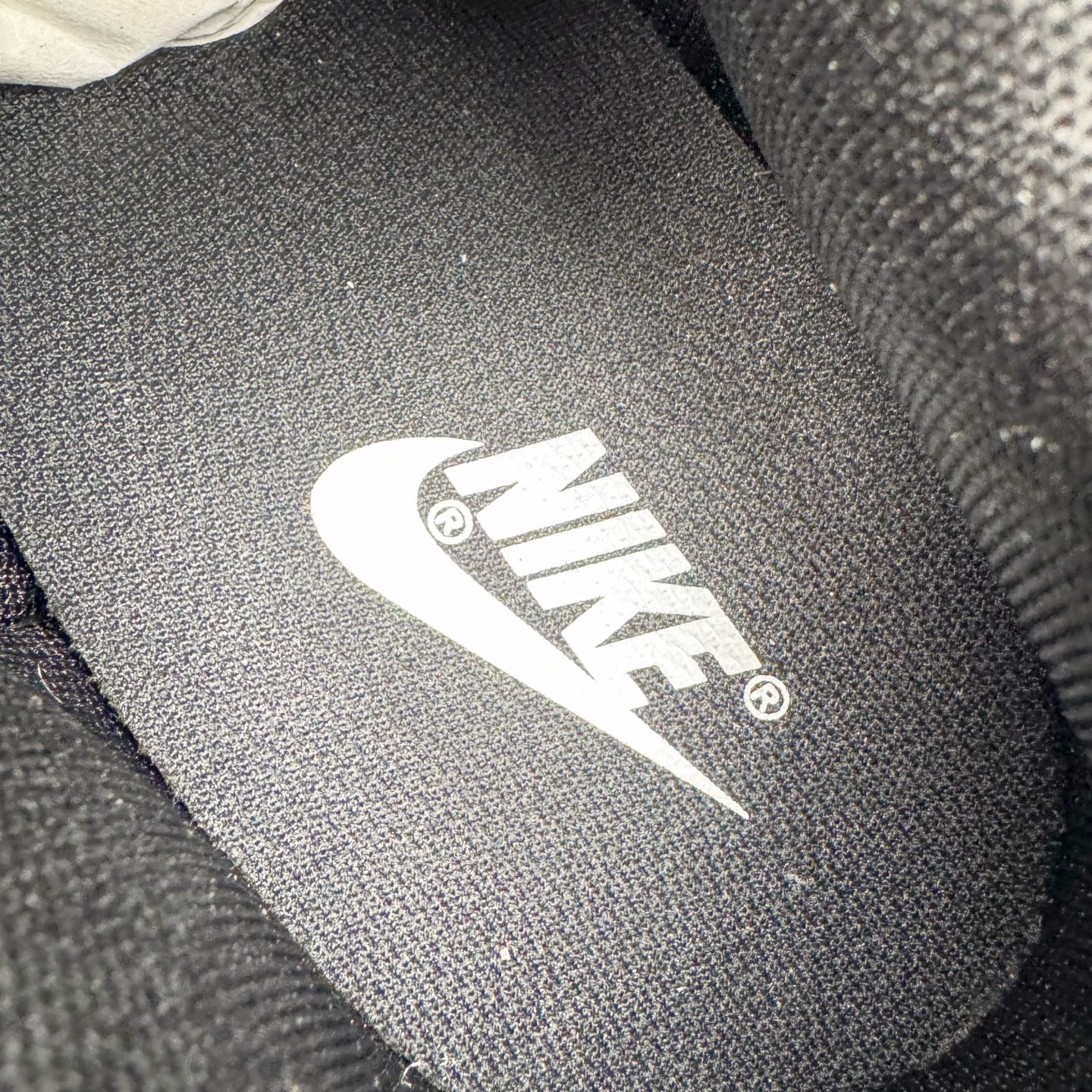 图片[13]-＃YC纯原 NK Dunk Low 黑白 IO7606-010 实力大厂出品 新配色陆续开发 利润个位数只为口碑 全套原纸板楦头开发 确保原汁原味 完美呈现DUNK版型 一比一鞋头弧度高度鞋身弧度 此版本只针对中端市场 皮料材质有所更替 其他数据细节工艺流程均保持一致 绝不口嗨 细节品控鞋型随意对比 独家私模官方第六代原厂航空铝磨具打磨大底 鞋头坡度极致还原 无解鞋型 原盒原配 圈内天花板工艺 原厂玻璃冲刀 超高清洁度 全鞋零毛边皮料切割 原厂中底布点胶 中底布拉帮走线遵循公司 尺码：36 36.5 37.5 38 38.5 39 40 40.5 41 42 42.5 43 44 44.5 45 46-选品中心