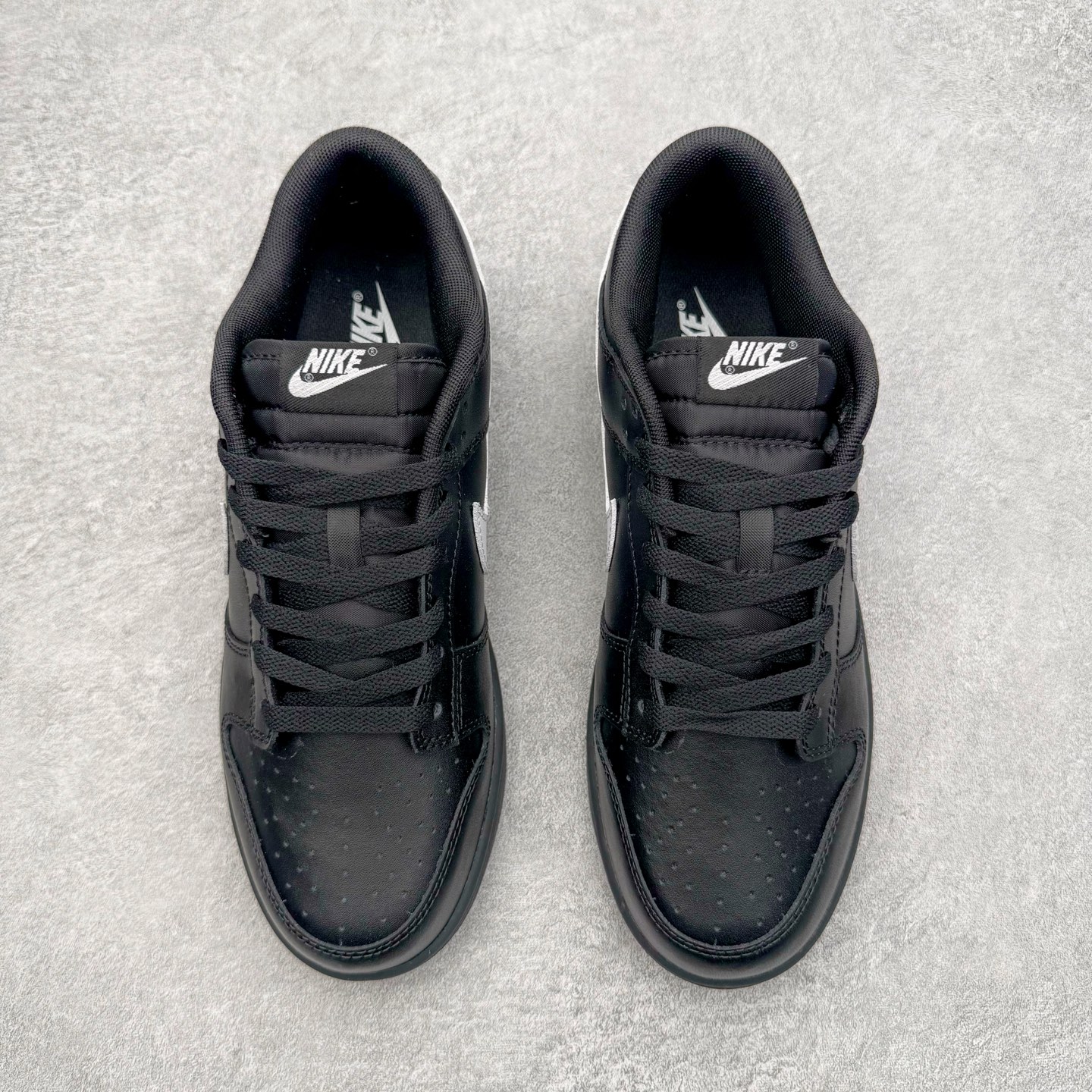 图片[2]-＃YC纯原 NK Dunk Low 黑白 IO7606-010 实力大厂出品 新配色陆续开发 利润个位数只为口碑 全套原纸板楦头开发 确保原汁原味 完美呈现DUNK版型 一比一鞋头弧度高度鞋身弧度 此版本只针对中端市场 皮料材质有所更替 其他数据细节工艺流程均保持一致 绝不口嗨 细节品控鞋型随意对比 独家私模官方第六代原厂航空铝磨具打磨大底 鞋头坡度极致还原 无解鞋型 原盒原配 圈内天花板工艺 原厂玻璃冲刀 超高清洁度 全鞋零毛边皮料切割 原厂中底布点胶 中底布拉帮走线遵循公司 尺码：36 36.5 37.5 38 38.5 39 40 40.5 41 42 42.5 43 44 44.5 45 46-选品中心